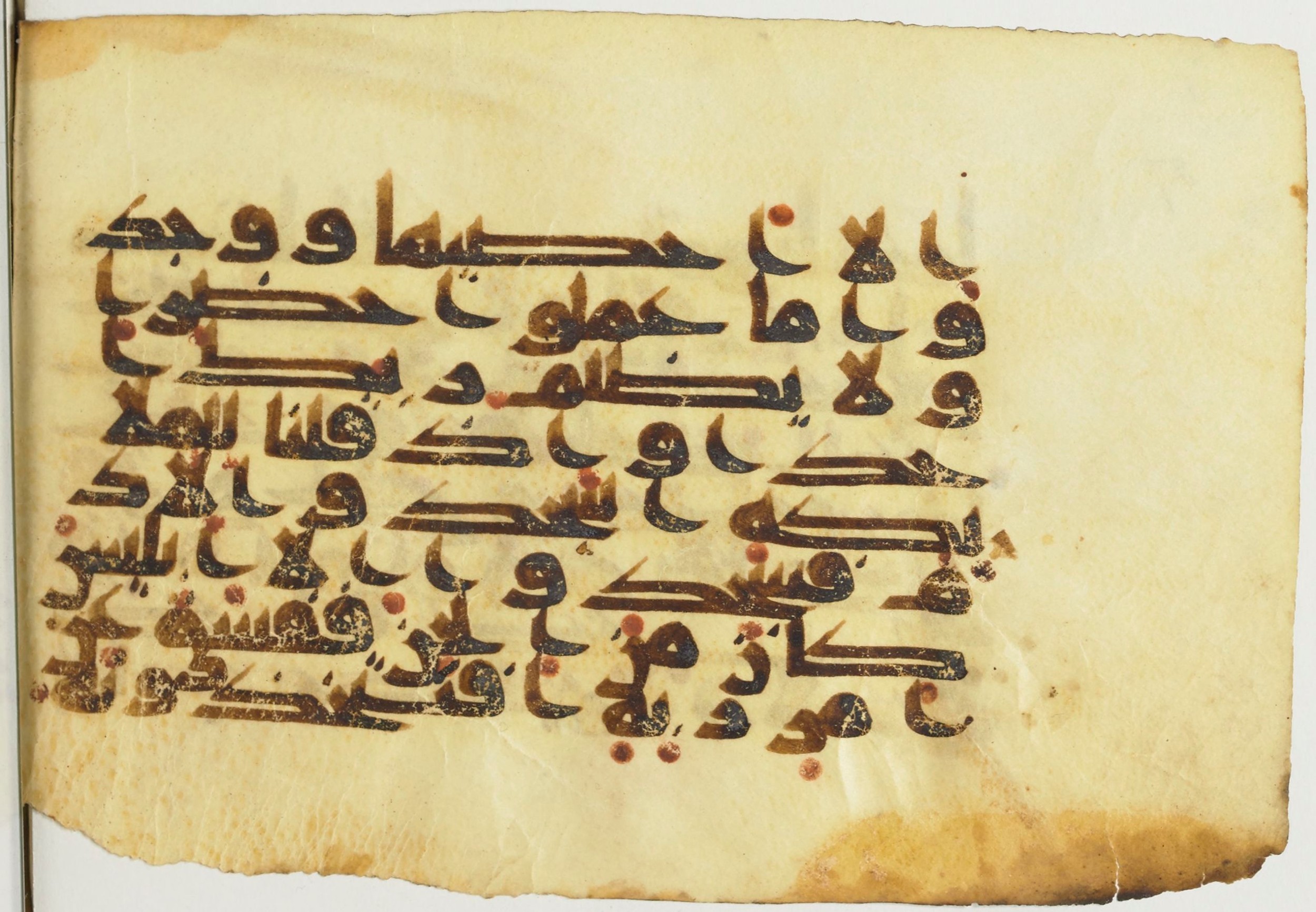 Paris, Bibliothèque nationale de France, Arabe 367 (d) (Scan 2), in Kufic D script, showing Surah 18:49 from Mid-8th to 10th Century AD found in Fustat (Old Cairo), Egypt, currently housed at Bibliothèque nationale de France, Paris