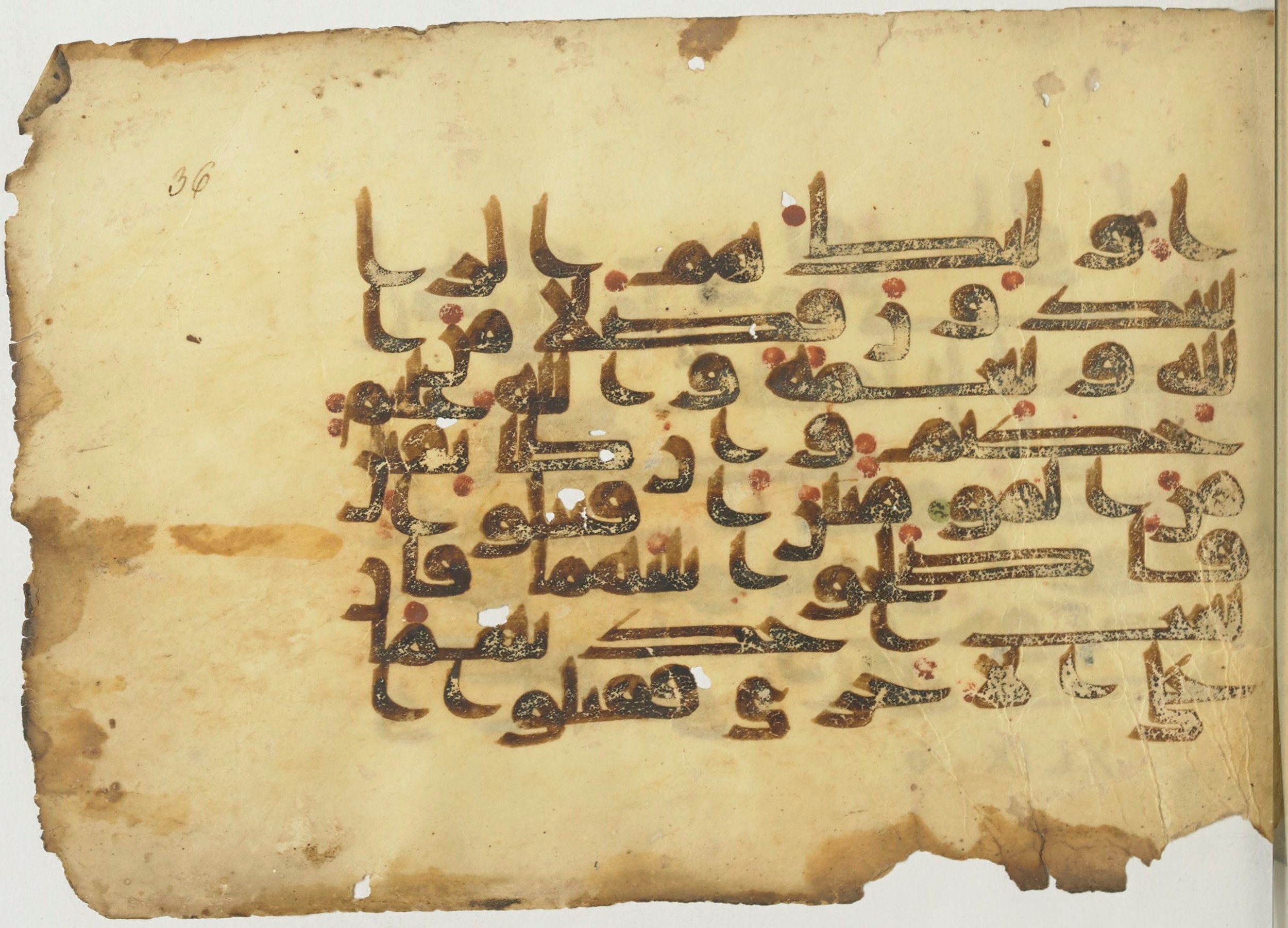 Paris, Bibliothèque nationale de France, Arabe 367 (d) (Scan 3), in Kufic D script, showing Surah 49:7 from Mid-8th to 10th Century AD found in Fustat (Old Cairo), Egypt, currently housed at Bibliothèque nationale de France, Paris