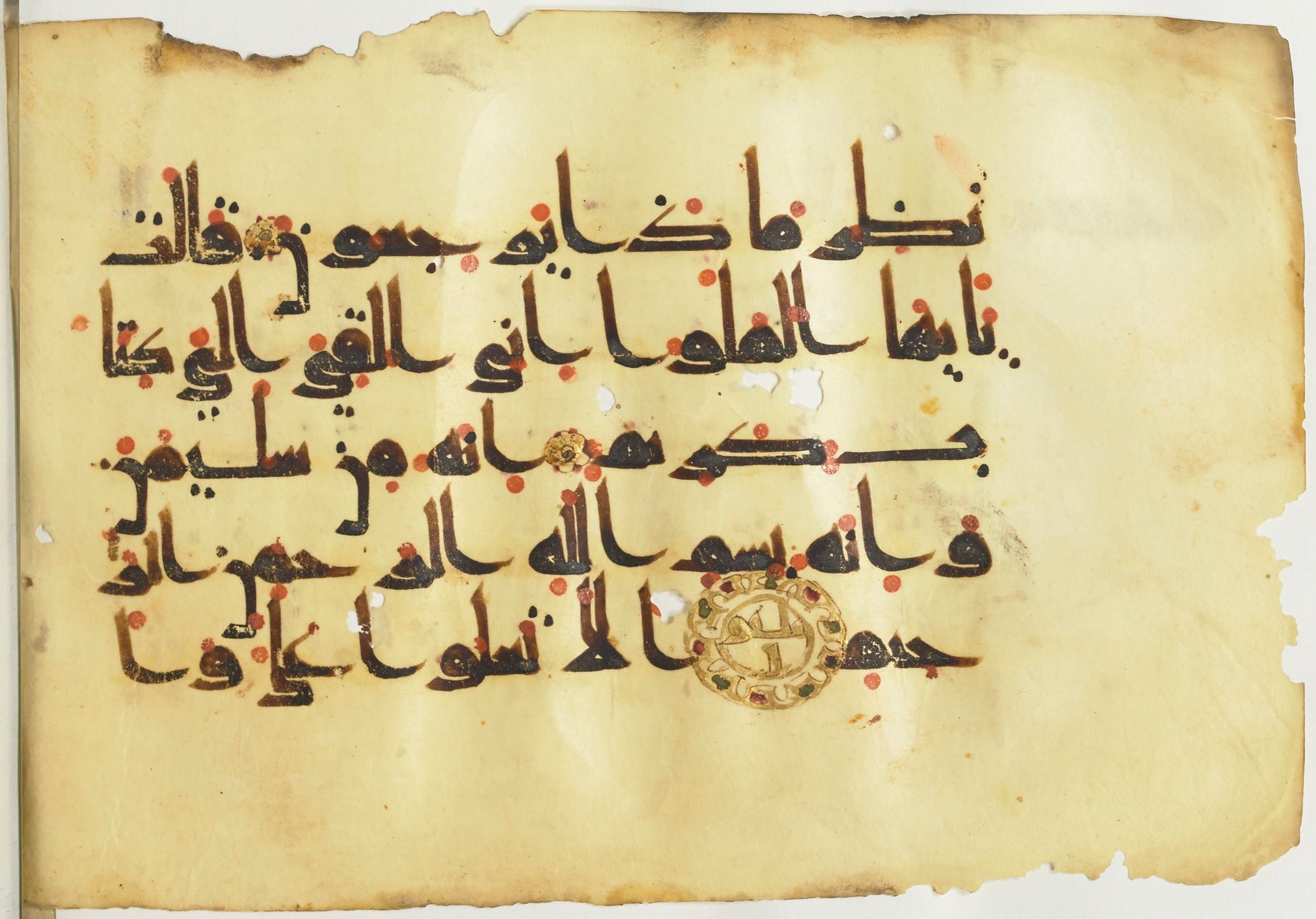 Paris, Bibliothèque nationale de France, Arabe 367 (f) (Scan 2), in Kufic D.Vb script, showing Surah 27:28 from Mid 8th to Late 10th Century AD found in Fustat (Old Cairo), Egypt, currently housed at Bibliothèque nationale de France, Paris
