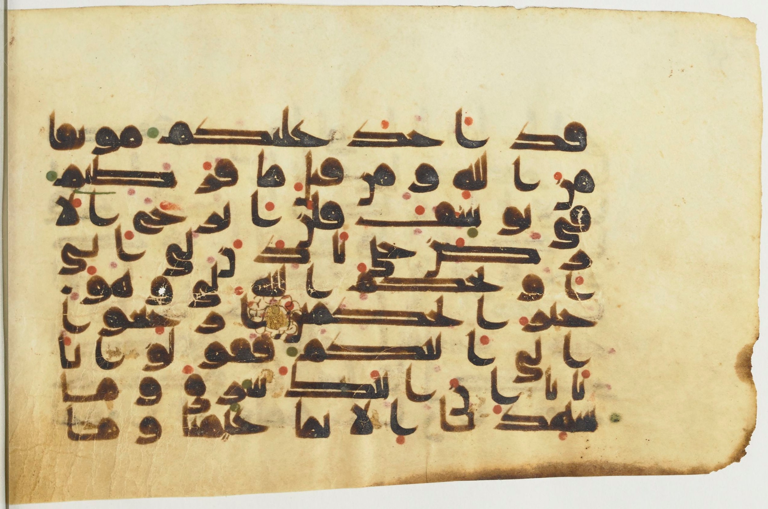 Paris, Bibliothèque nationale de France, Arabe 367 (g) (Scan 2), in Kufic D.I / D.III script, showing Surah 12:80 from Mid 8th to Late 10th Century AD found in al-Fusṭāṭ (Old Cairo), Egypt, currently housed at Bibliothèque nationale de France, Paris