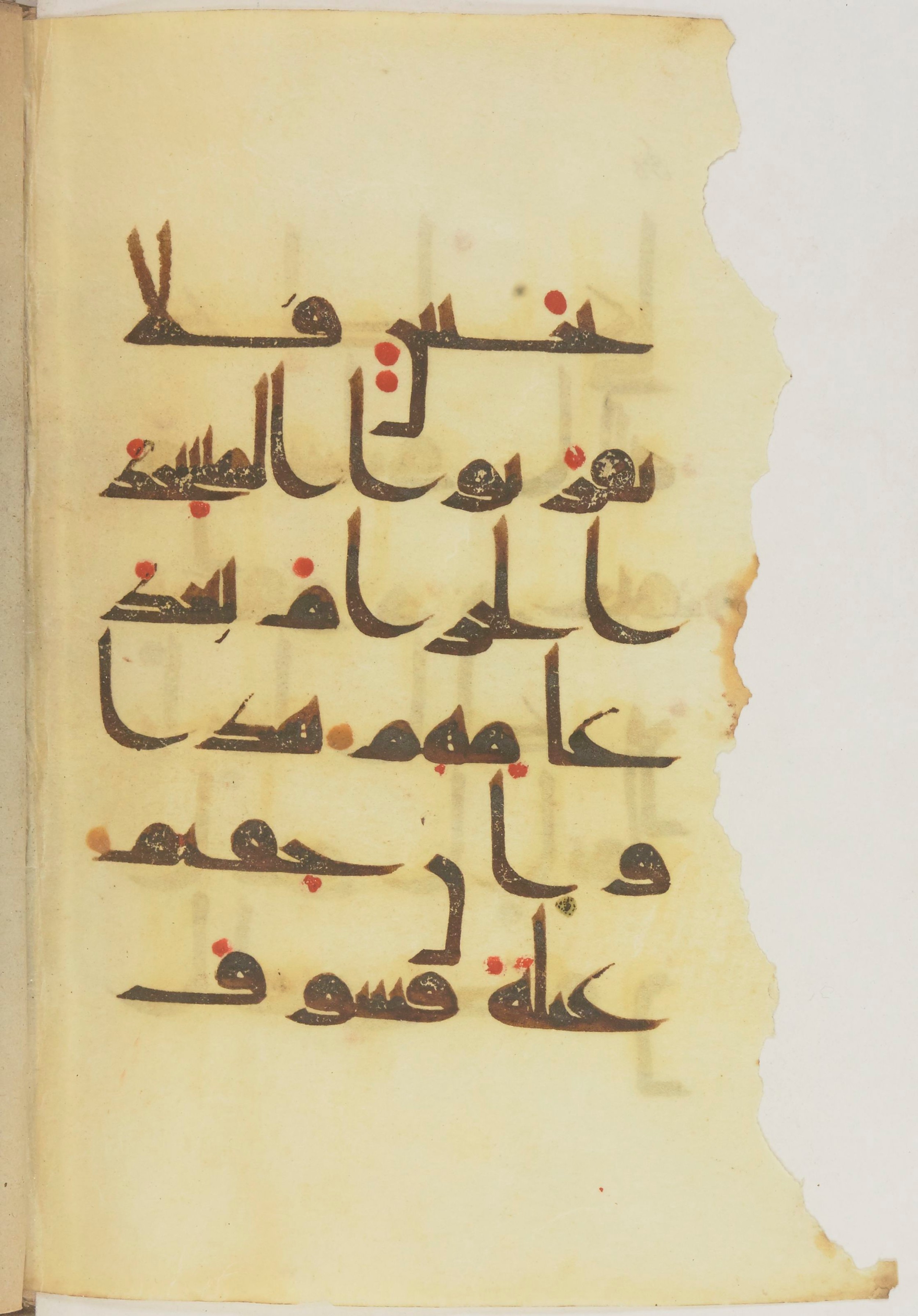 Paris, Bibliothèque nationale de France, Arabe 368 (Scan 2), in kūfī D.Vb script, showing Surah 9:28 from Mid 8th to Late 10th Century AD found in Fustat (Old Cairo), Egypt, currently housed at Bibliothèque nationale de France, Paris