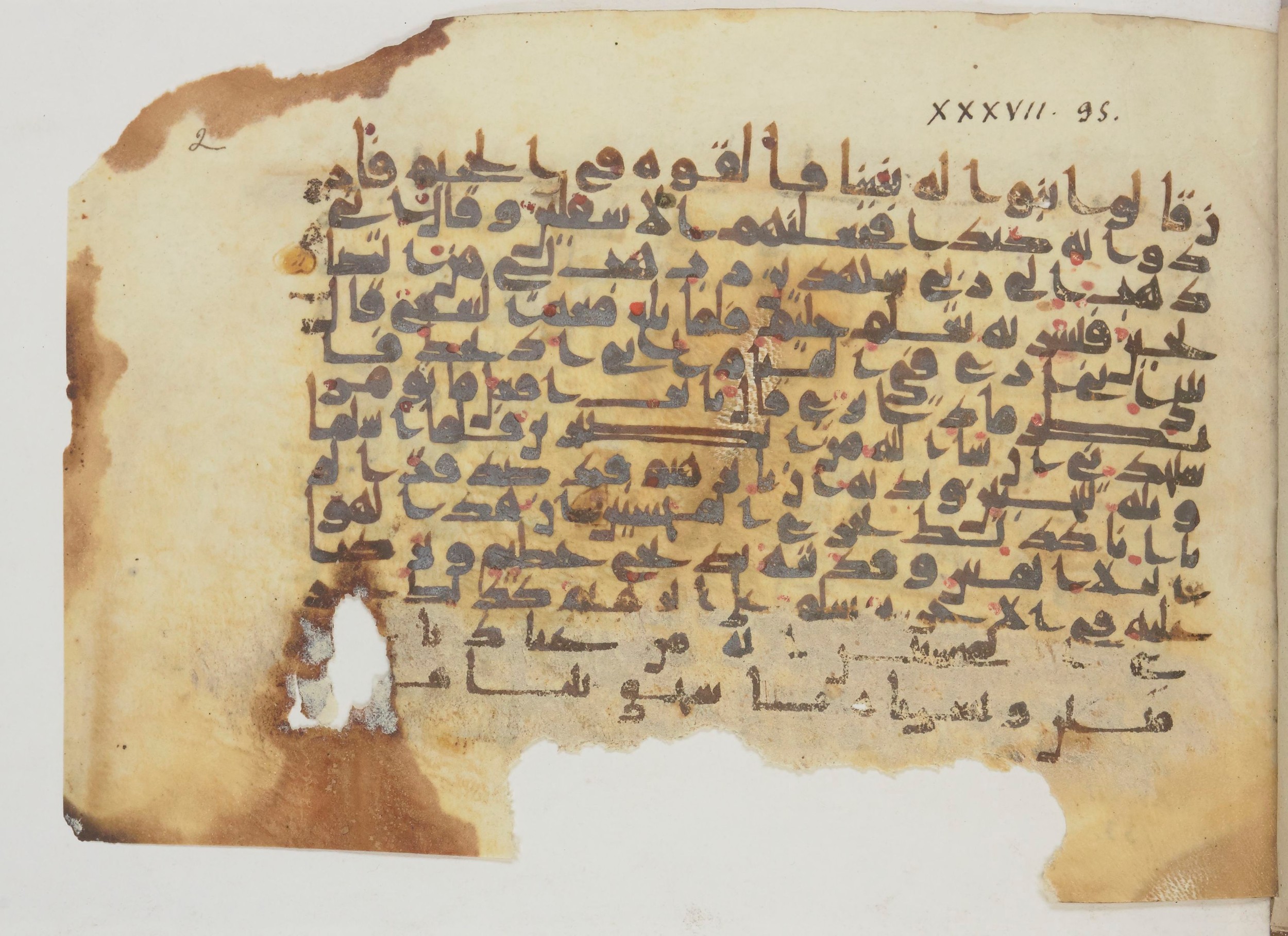 Paris, Bibliothèque nationale de France, Arabe 369 (a), in Kūfī (type D) script, showing Surah 37:98 from Mid 8th to Late 9th Century AD found in Fustat (Old Cairo), Egypt, currently housed at Bibliothèque nationale de France, Paris