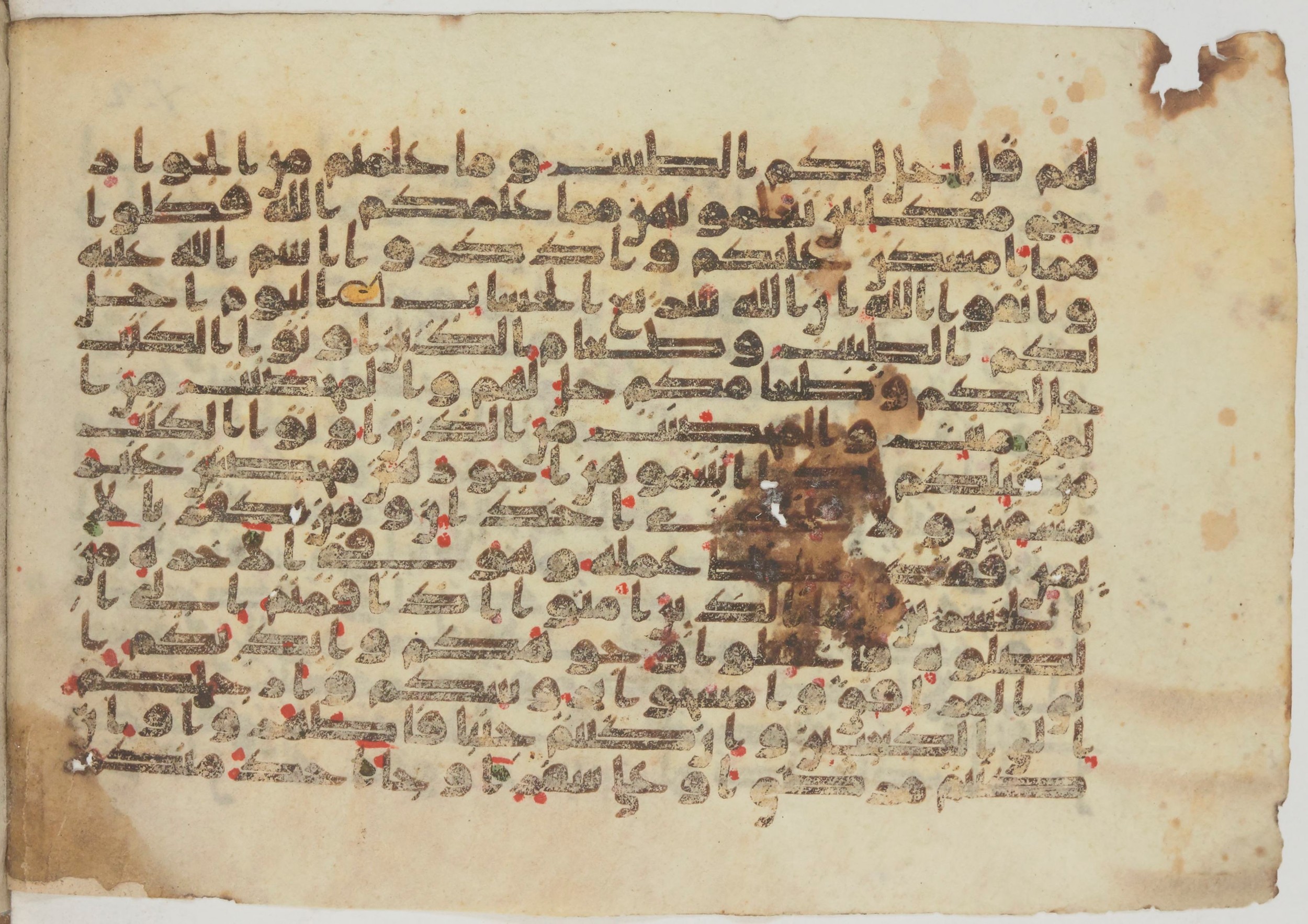 Paris, Bibliothèque nationale de France, Arabe 369 (b) (Scan 1), in Kūfī E.I script, showing Surah 5:6 from 9th to 10th Century AD found in Fustat (Old Cairo), Egypt, currently housed at Bibliothèque nationale de France, Paris