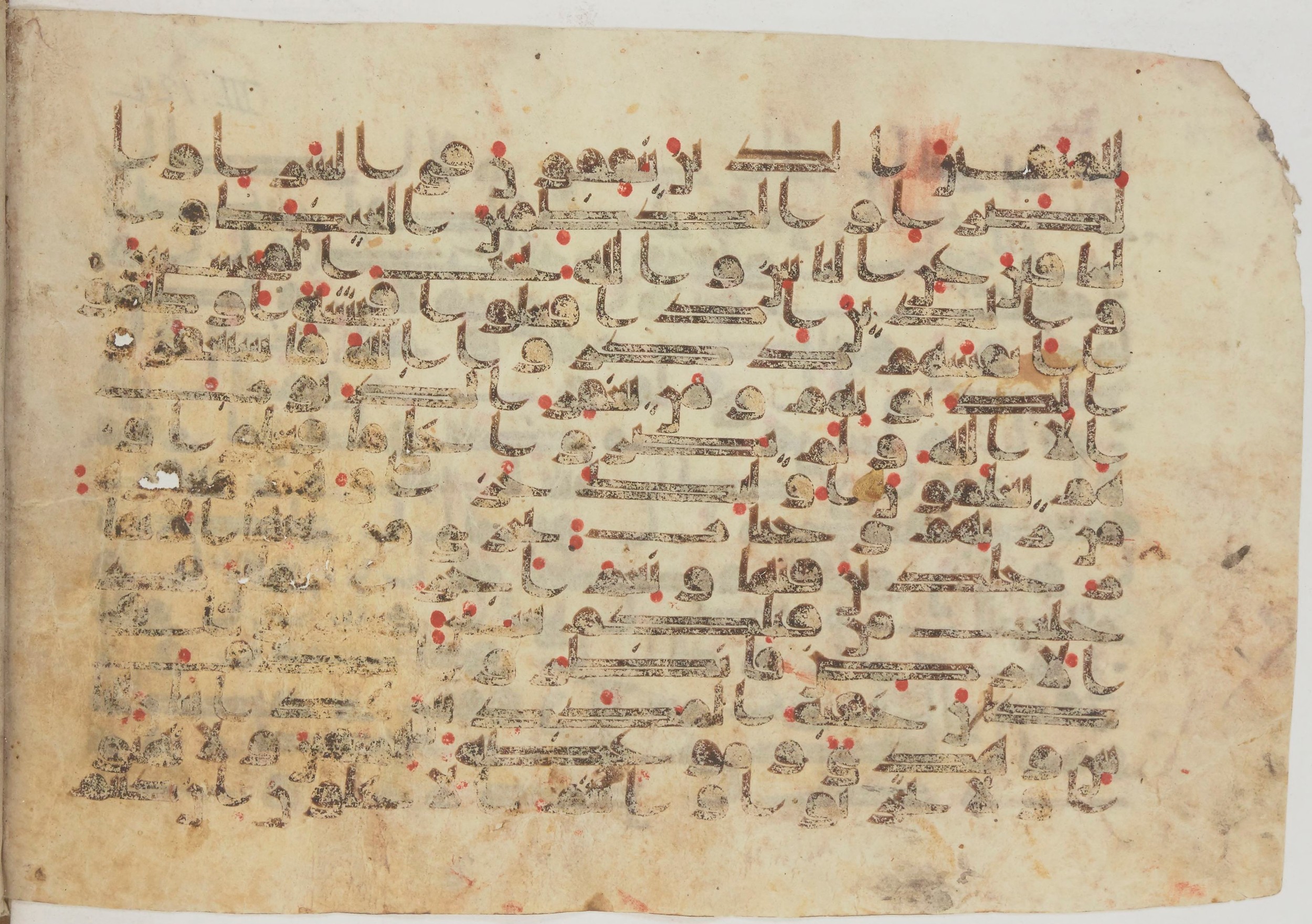Paris, Bibliothèque nationale de France, Arabe 369 (c), in Kūfī (type D I) script, showing Surah 3:136 from Mid 8th to Late 9th Century AD found in Fustat (Old Cairo), Egypt, currently housed at Bibliothèque nationale de France, Paris