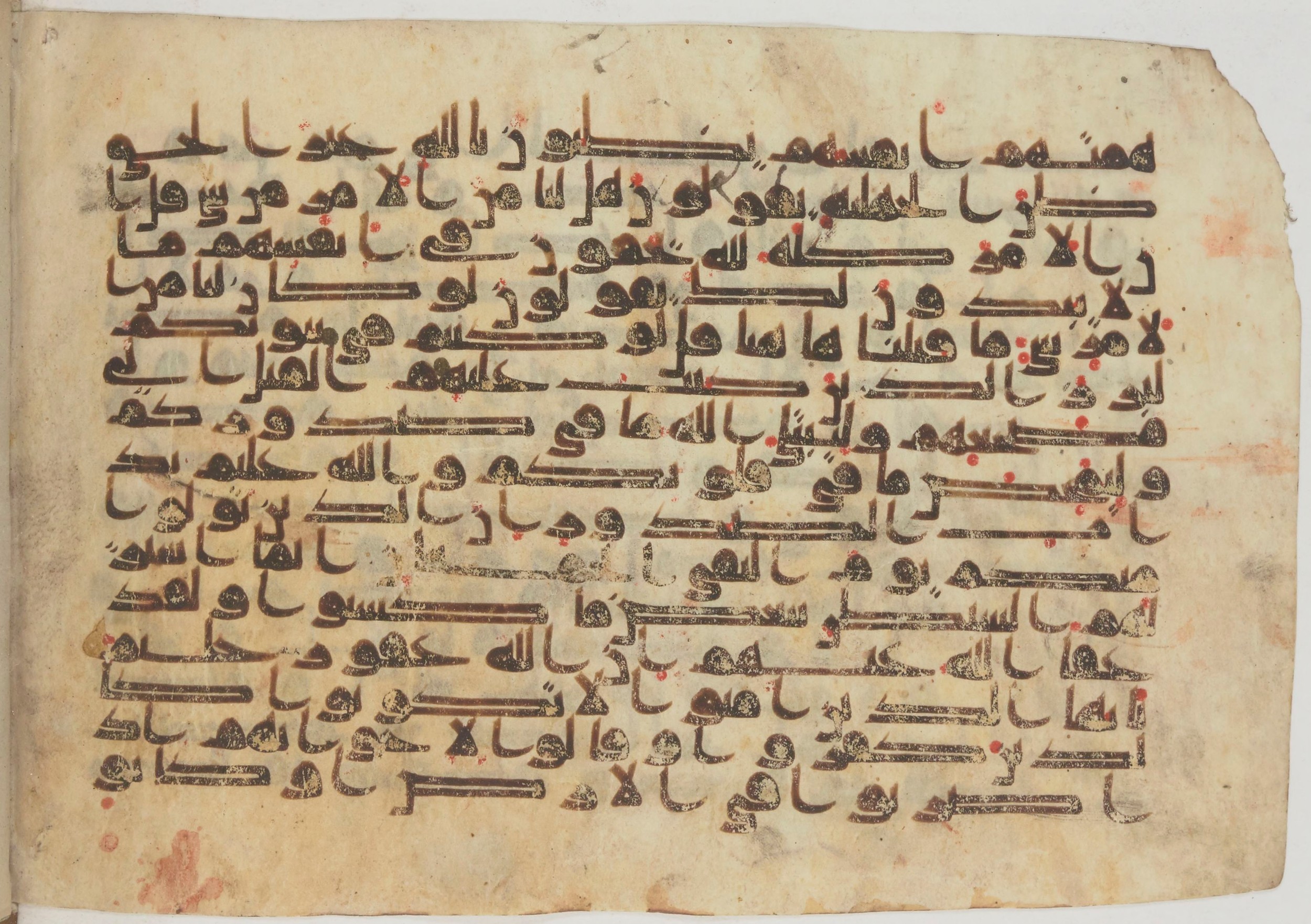 Paris, Bibliothèque nationale de France, Arabe 369 (c) (Scan 2), in Kūfī (type D I) script, showing Surah 3:154 from Mid 8th to Late 9th Century AD found in Fustat (Old Cairo), Egypt, currently housed at Bibliothèque nationale de France, Paris
