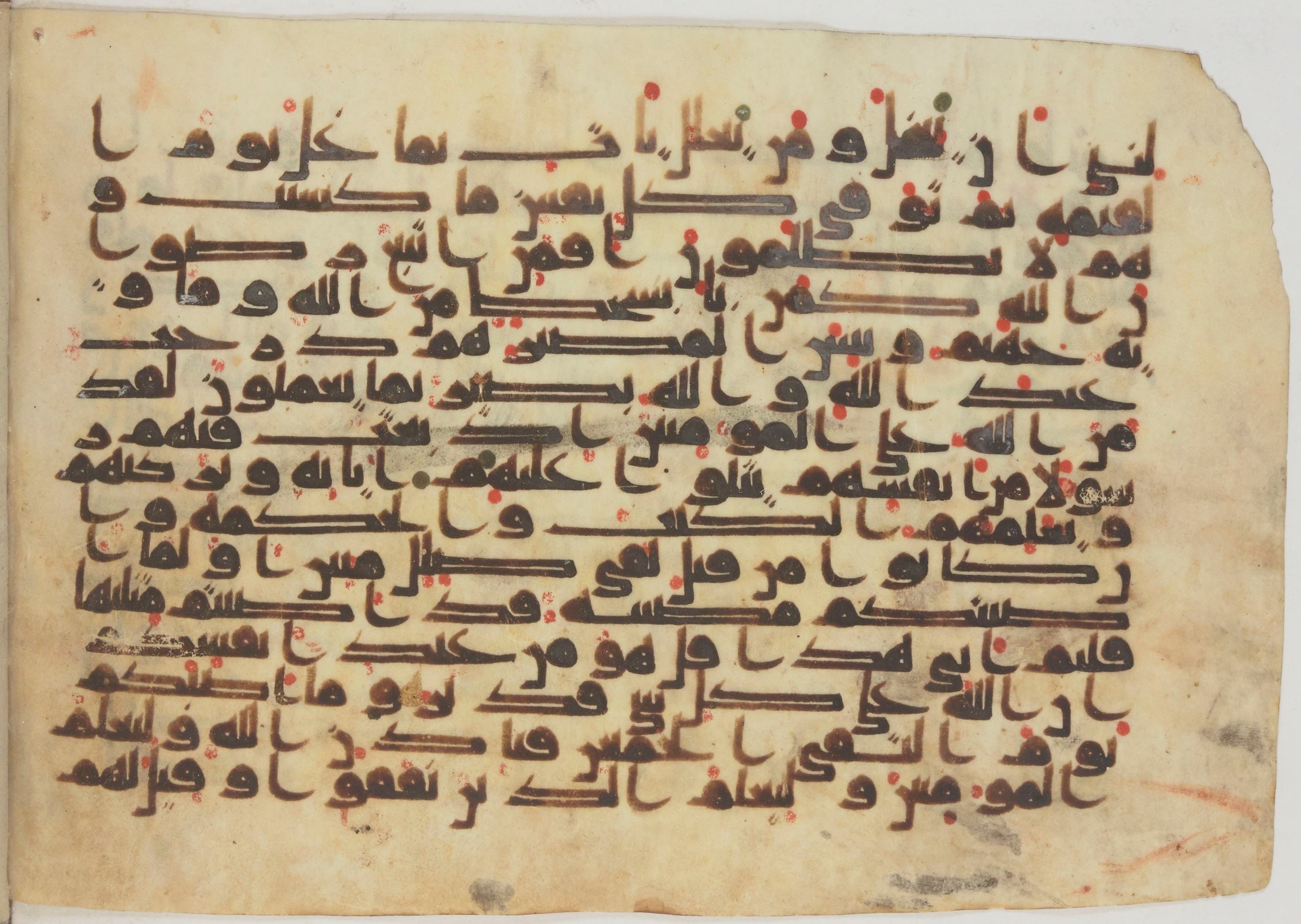 Paris, Bibliothèque nationale de France, Arabe 369 (c), in Kūfī (type D I) script, showing Surah 3:166 from Mid 8th to Late 9th Century AD found in Fustat (Old Cairo), Egypt, currently housed at Bibliothèque nationale de France, Paris
