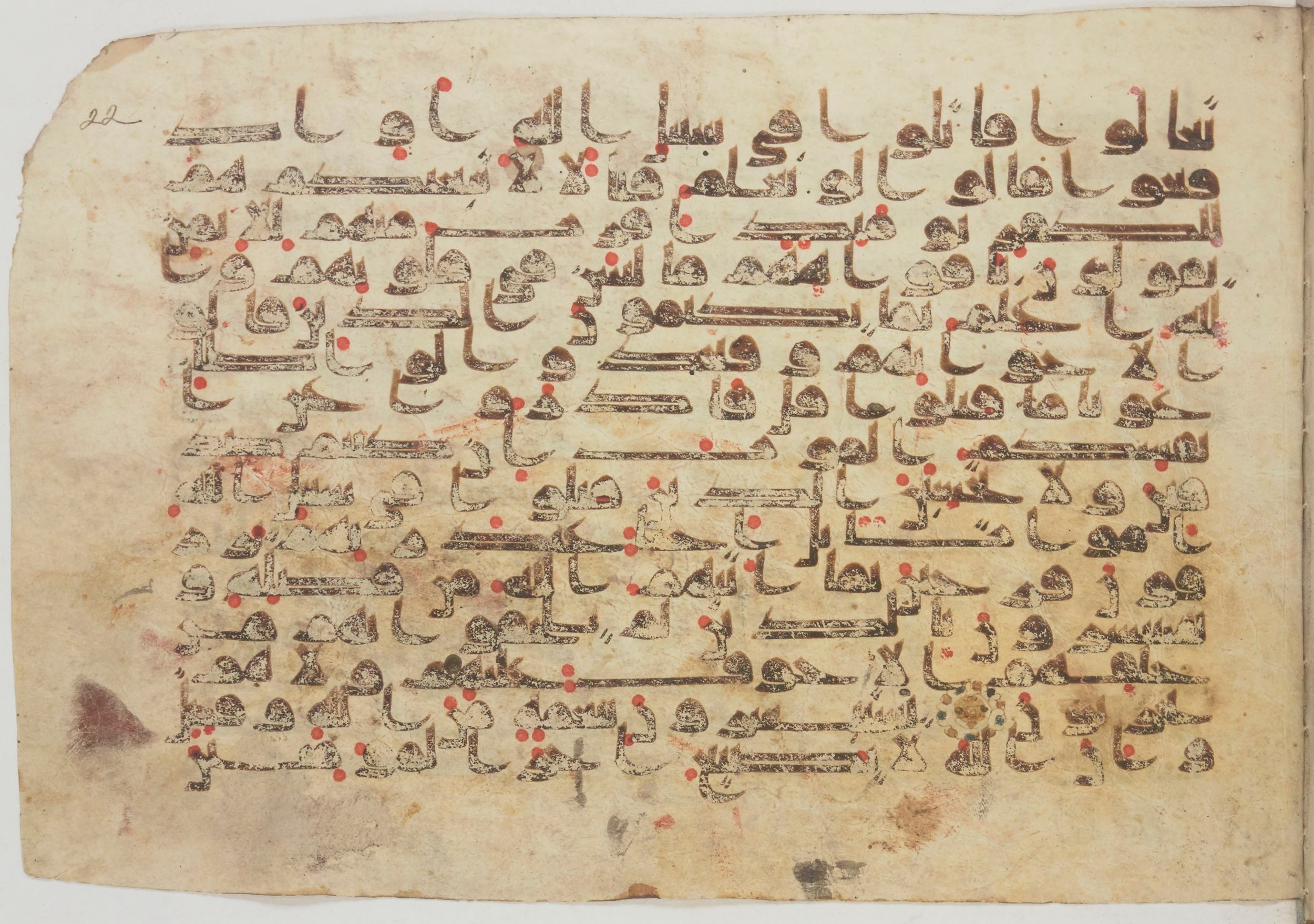 Paris, Bibliothèque nationale de France, Arabe 369 (c) (Scan 2), in Kūfī (type D I) script, showing Surah 3:167 from Mid 8th to Late 9th Century AD found in Fustat (Old Cairo), Egypt, currently housed at Bibliothèque nationale de France, Paris