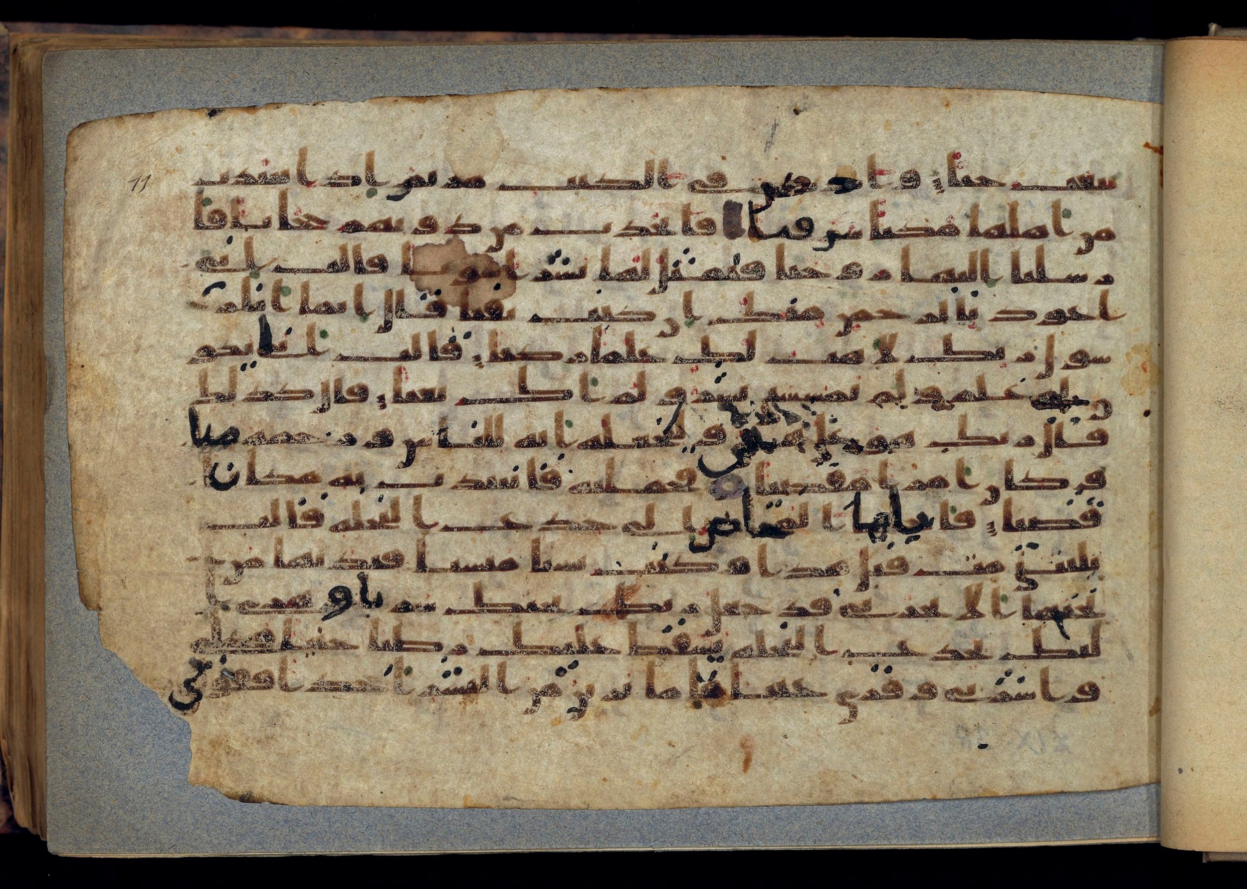 Paris, Bibliothèque nationale de France, Arabe 370 (a), in other (non classified) script, showing Surah 19:21 from 8th to 9th Century AD found in Fustat (Old Cairo), Egypt, currently housed at Bibliothèque nationale de France, Paris