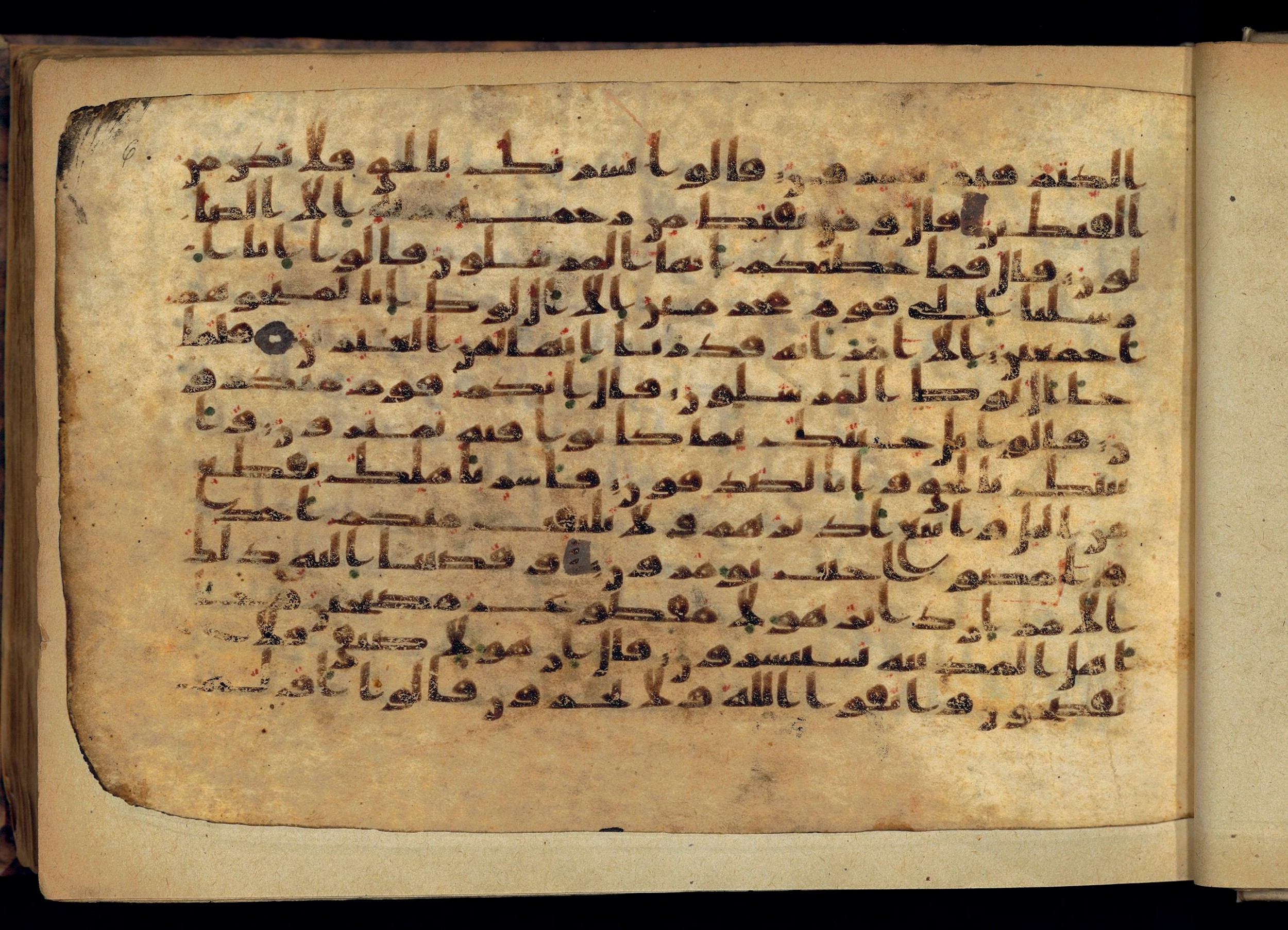 Paris, Bibliothèque nationale de France, Arabe 370 (a), in other (non classified) script, showing Surah 15:63 from 8th to 9th Century AD found in Fustat (Old Cairo), Egypt, currently housed at Bibliothèque nationale de France, Paris