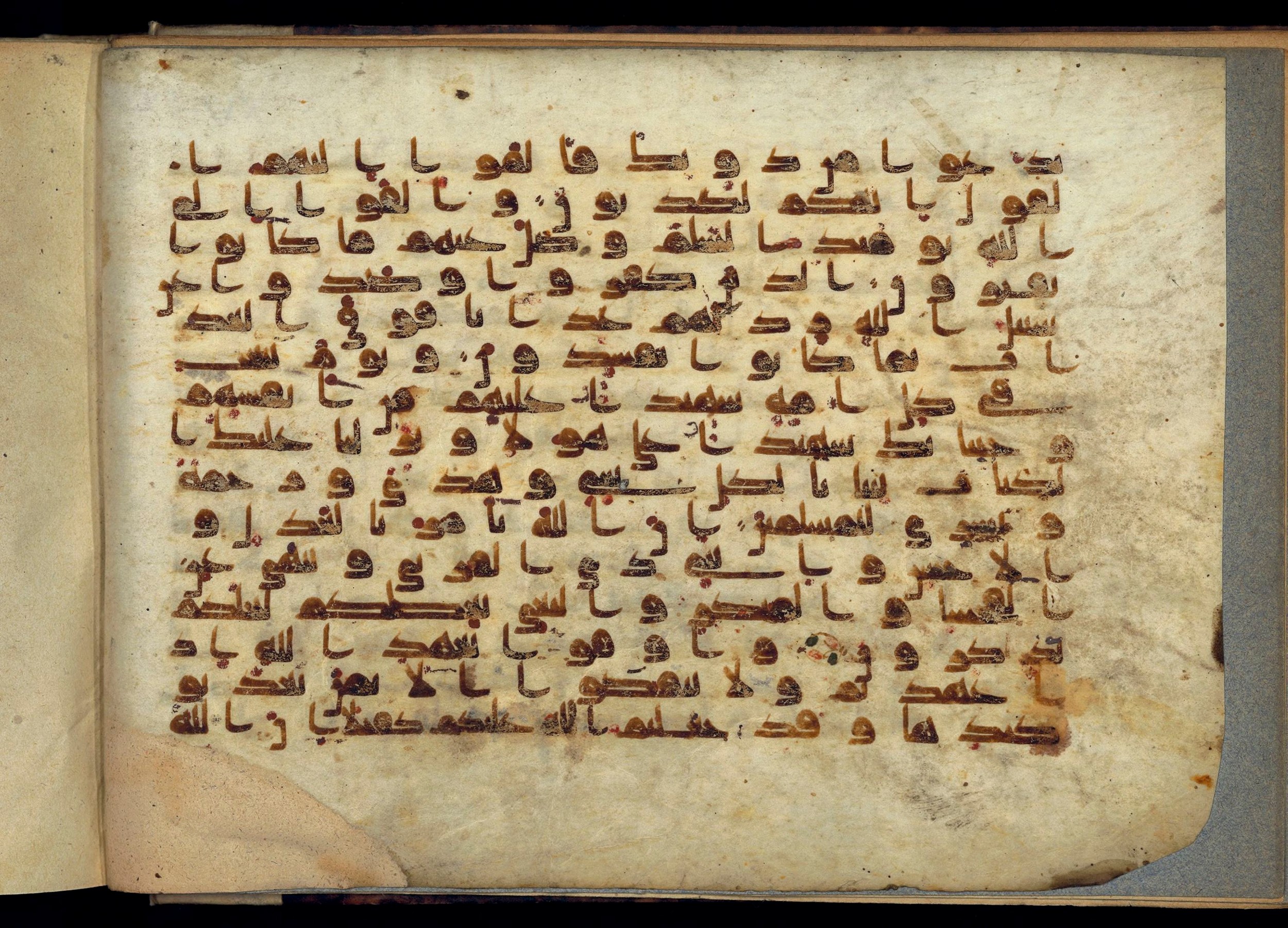 Paris, Bibliothèque nationale de France, Arabe 370 (c) (Scan 1), in Kufic D.I script, showing Surah 16:91 from Mid 8th to Late 10th Century AD found in al-Fusṭāṭ (Old Cairo), Egypt, currently housed at Bibliothèque nationale de France, Paris