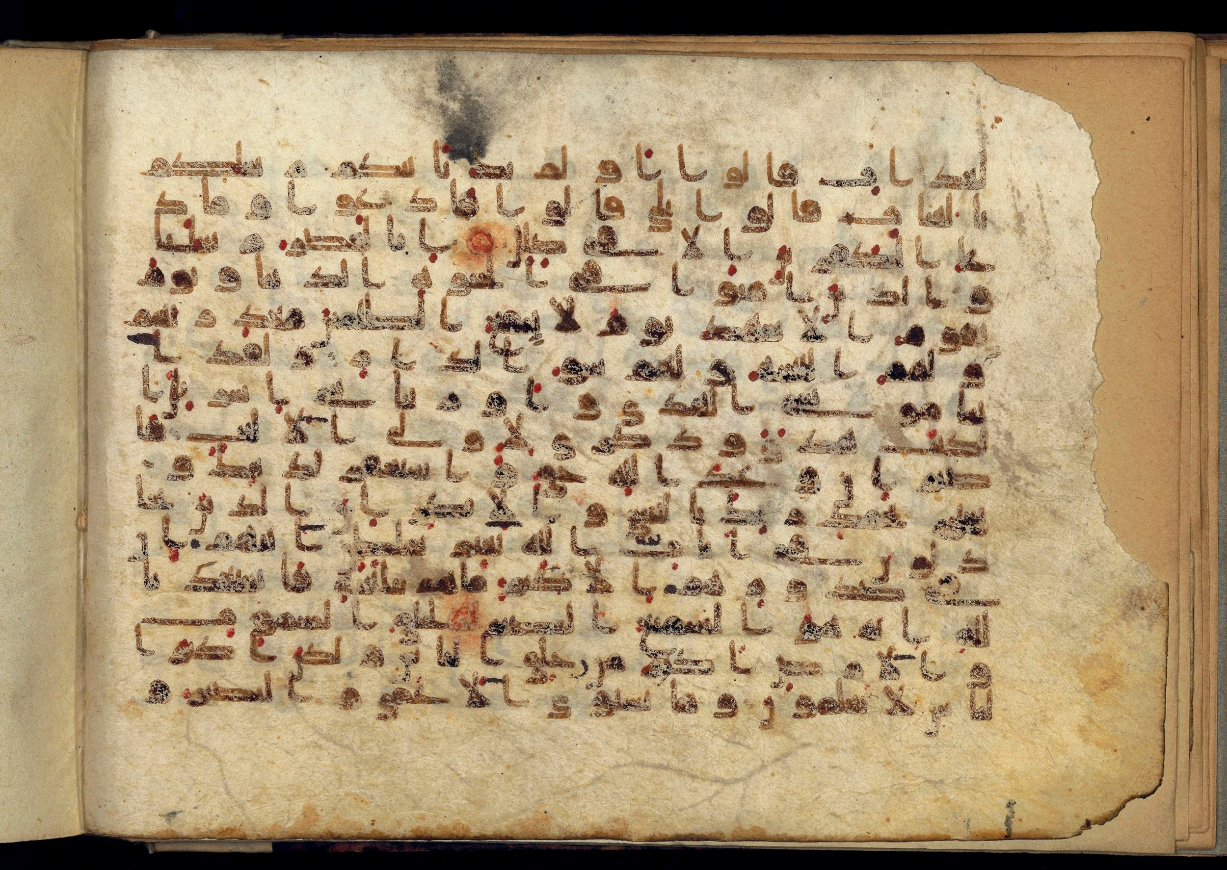 Paris, Bibliothèque nationale de France, Arabe 370 (c) (Scan 2), in Kufic D.I script, showing Surah 40:49 from Mid 8th to Late 10th Century AD found in al-Fusṭāṭ (Old Cairo), Egypt, currently housed at Bibliothèque nationale de France, Paris