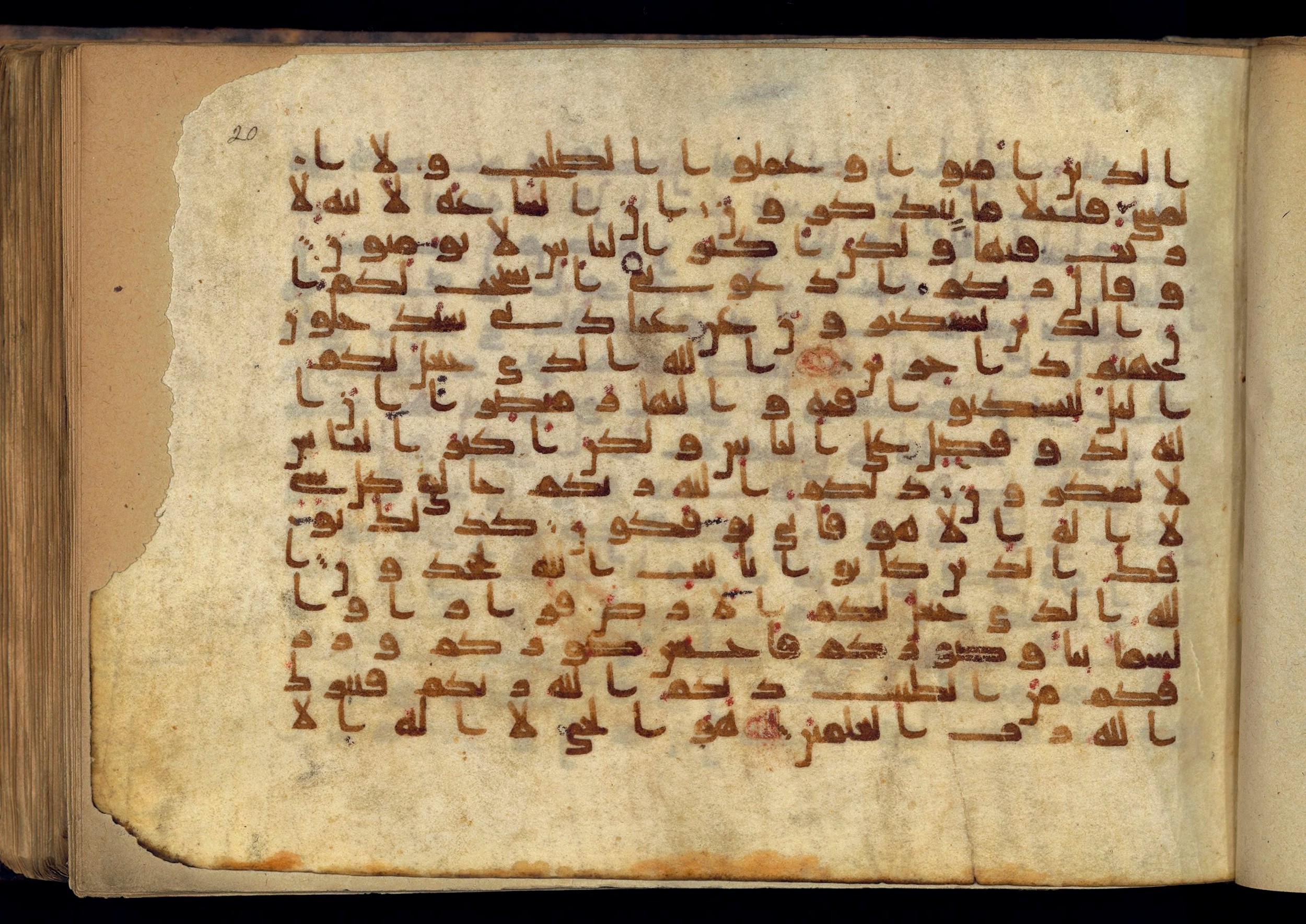 Paris, Bibliothèque nationale de France, Arabe 370 (c), in Kufic D.I script, showing Surah 40:64 from Mid 8th to Late 10th Century AD found in al-Fusṭāṭ (Old Cairo), Egypt, currently housed at Bibliothèque nationale de France, Paris