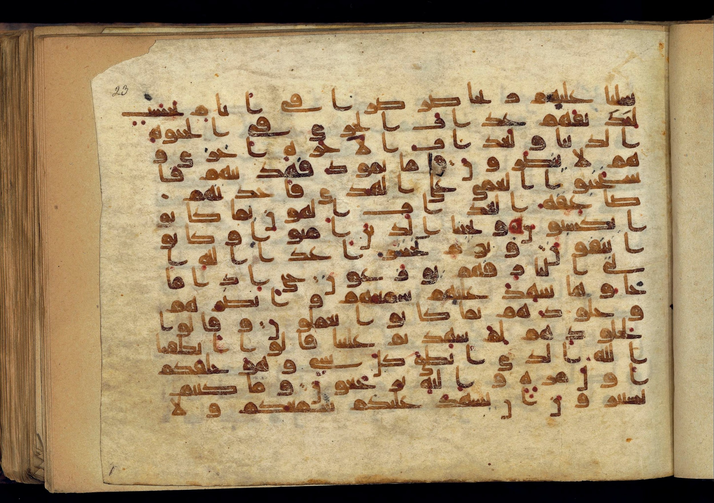 Paris, Bibliothèque nationale de France, Arabe 370 (c), in Kufic D.I script, showing Surah 41:21 from Mid 8th to Late 10th Century AD found in al-Fusṭāṭ (Old Cairo), Egypt, currently housed at Bibliothèque nationale de France, Paris