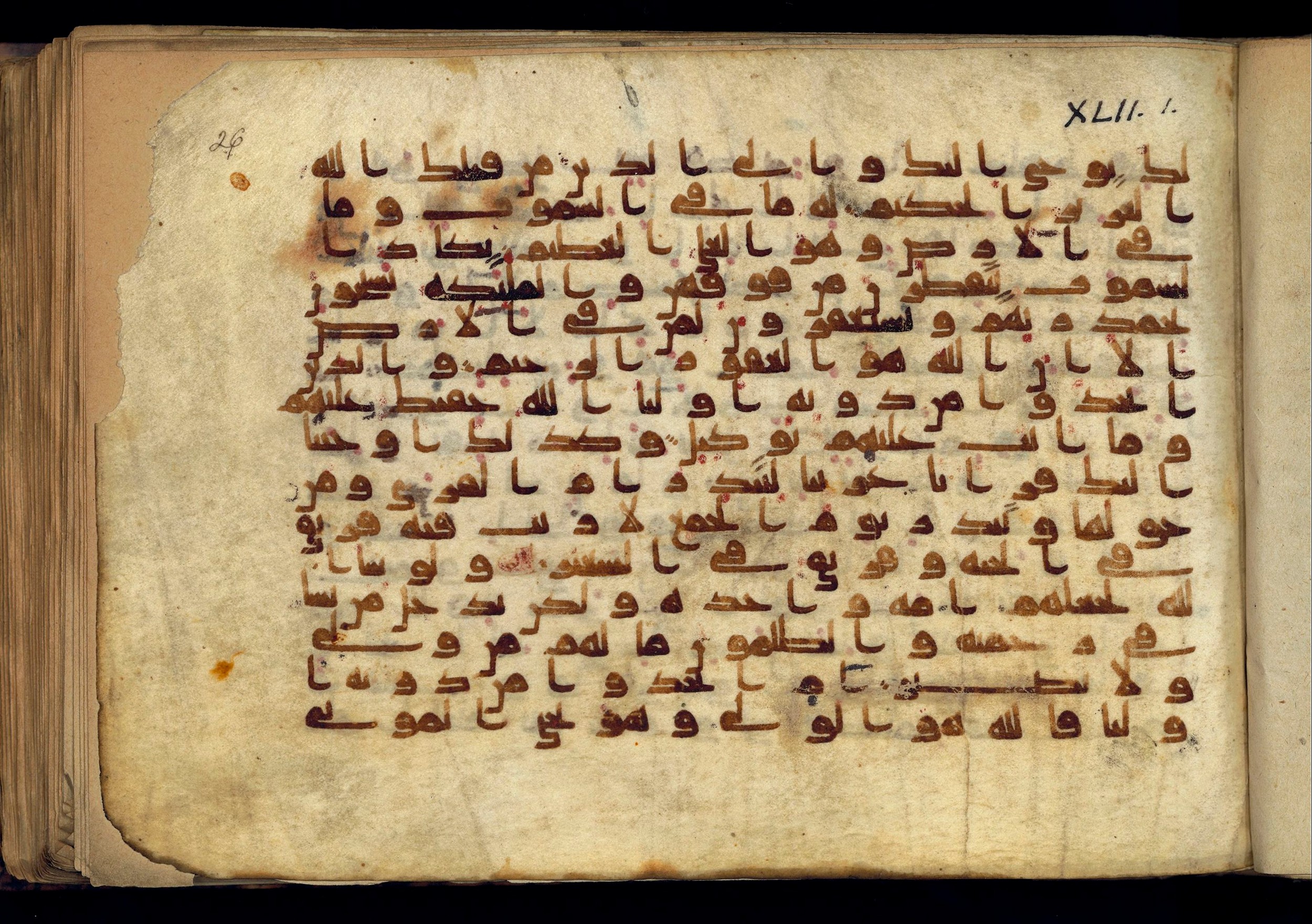 Paris, Bibliothèque nationale de France, Arabe 370 (c) (Scan 2), in Kufic D.I script, showing Surah 42:3 from Mid 8th to Late 10th Century AD found in al-Fusṭāṭ (Old Cairo), Egypt, currently housed at Bibliothèque nationale de France, Paris