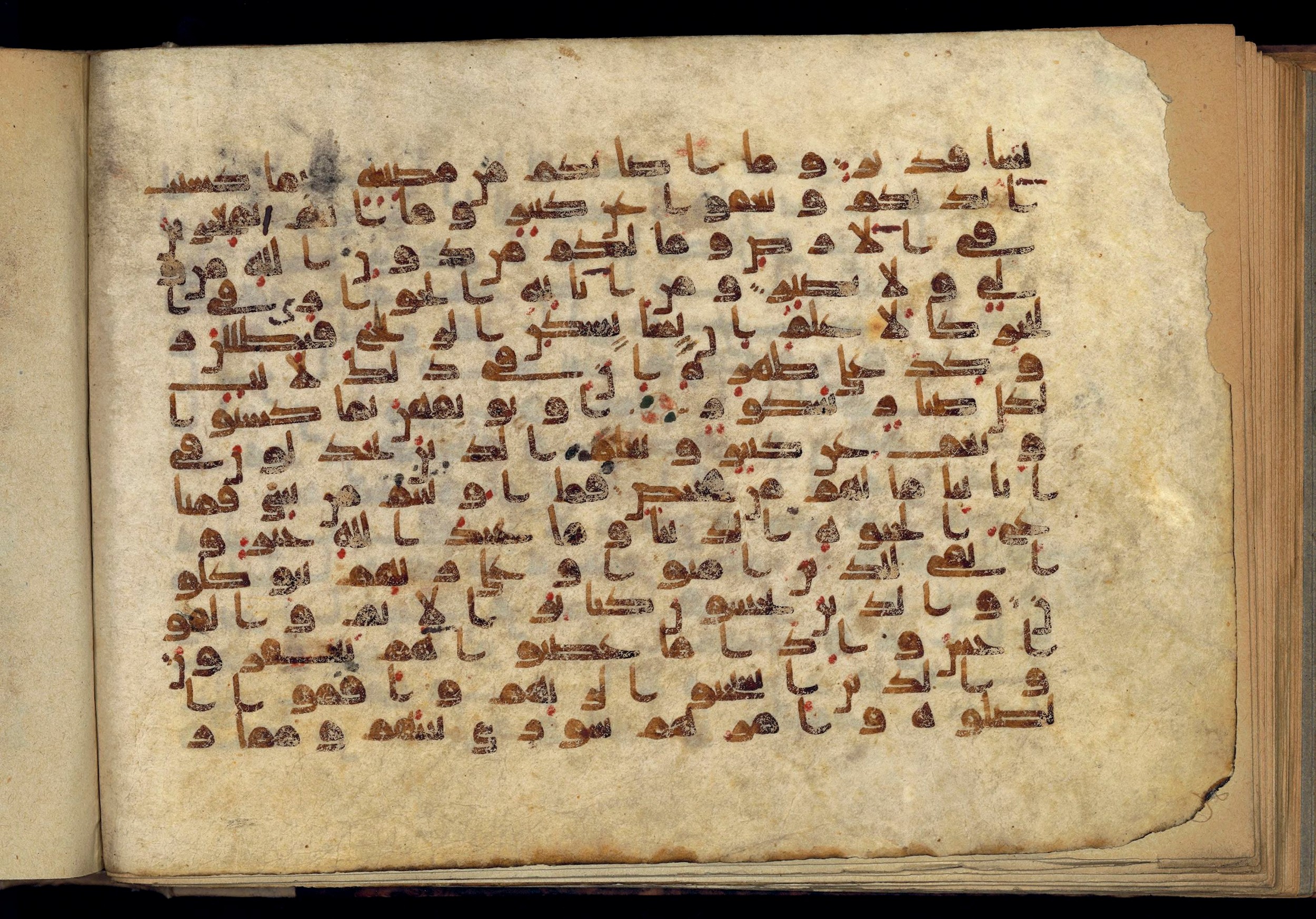 Paris, Bibliothèque nationale de France, Arabe 370 (c), in Kufic D.I script, showing Surah 42:32 from Mid 8th to Late 10th Century AD found in al-Fusṭāṭ (Old Cairo), Egypt, currently housed at Bibliothèque nationale de France, Paris
