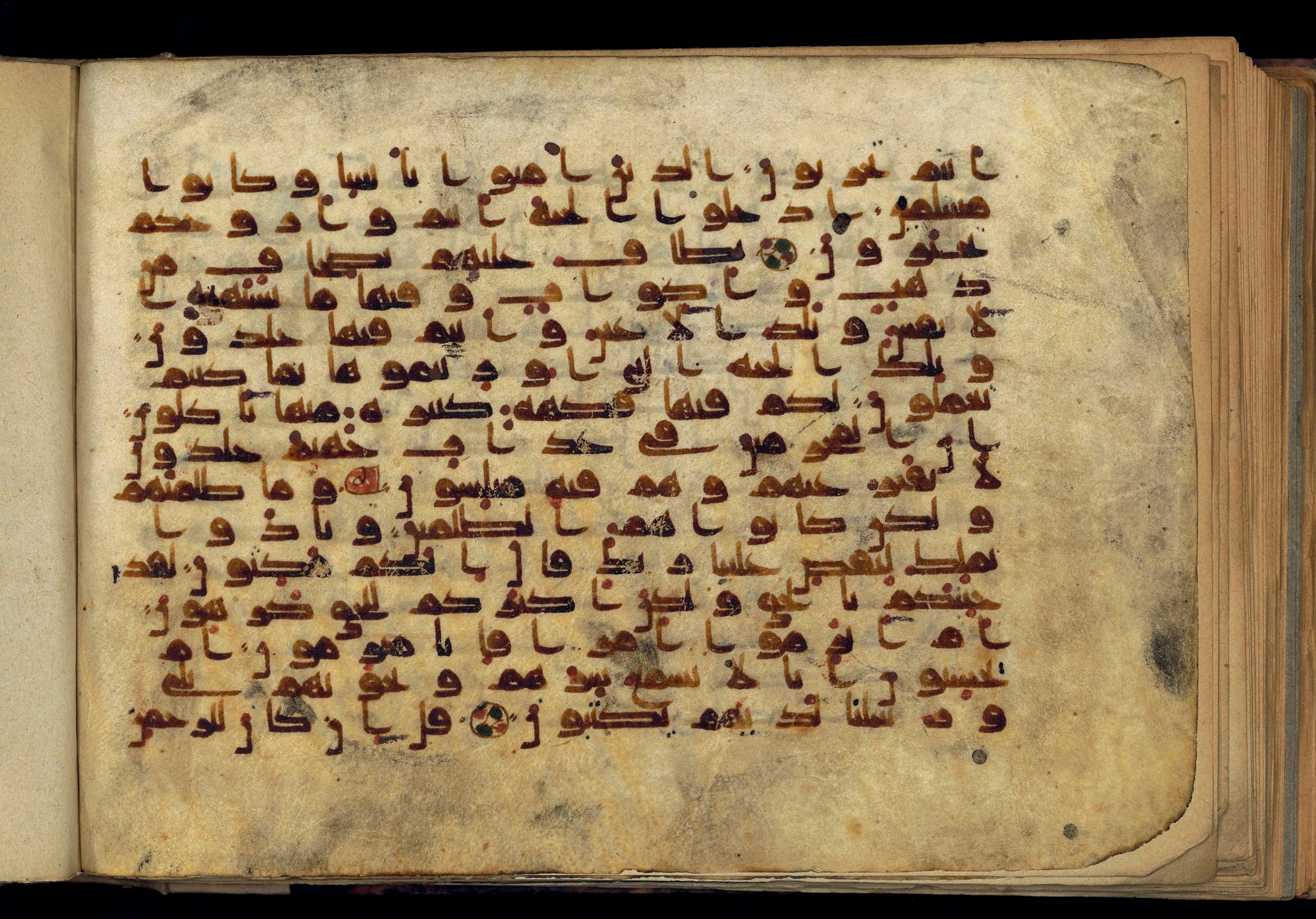 Paris, Bibliothèque nationale de France, Arabe 370 (c), in Kufic D.I script, showing Surah 43:71 from Mid 8th to Late 10th Century AD found in al-Fusṭāṭ (Old Cairo), Egypt, currently housed at Bibliothèque nationale de France, Paris