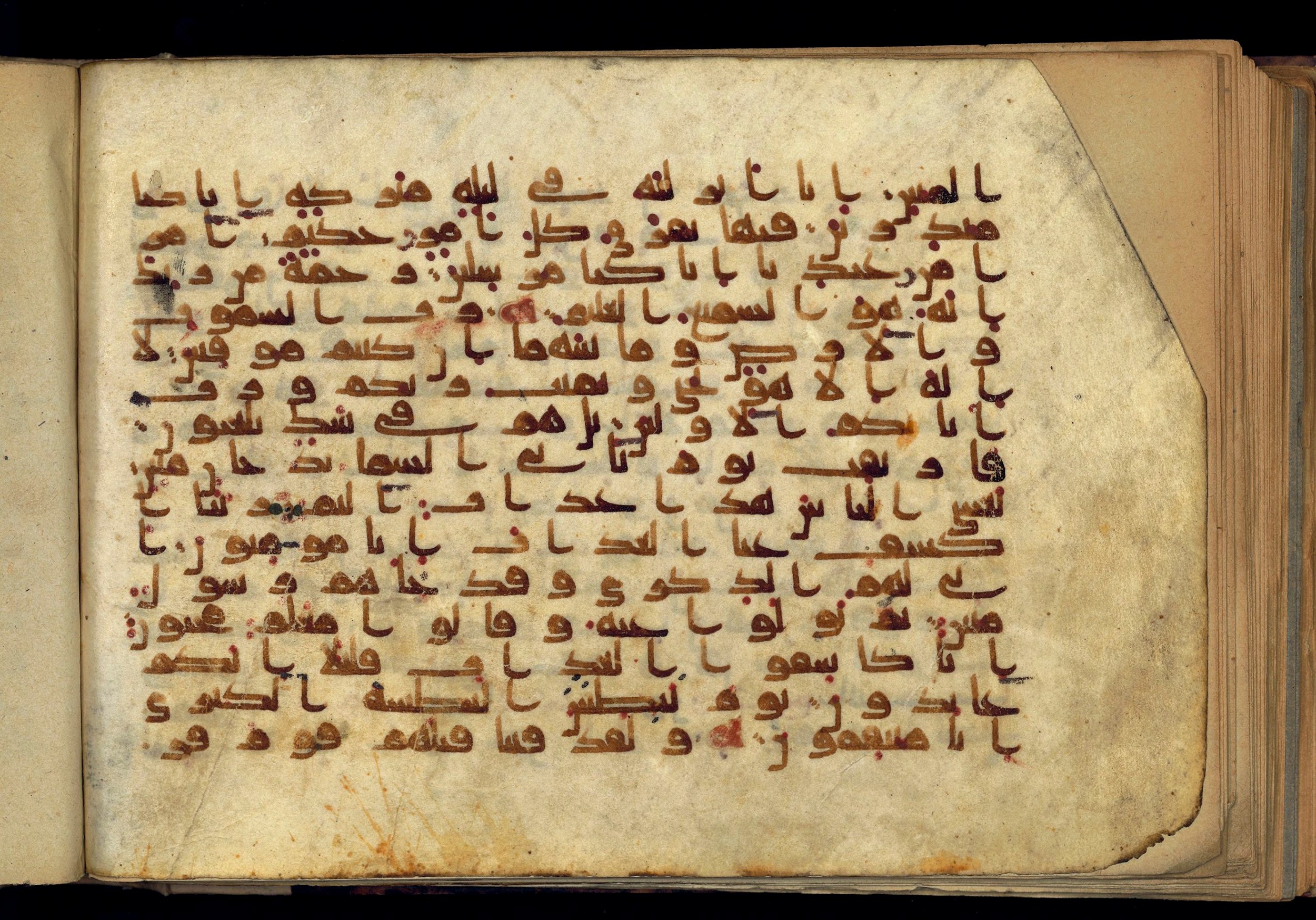 Paris, Bibliothèque nationale de France, Arabe 370 (c), in Kufic D.I script, showing Surah 44:13 from Mid 8th to Late 10th Century AD found in al-Fusṭāṭ (Old Cairo), Egypt, currently housed at Bibliothèque nationale de France, Paris