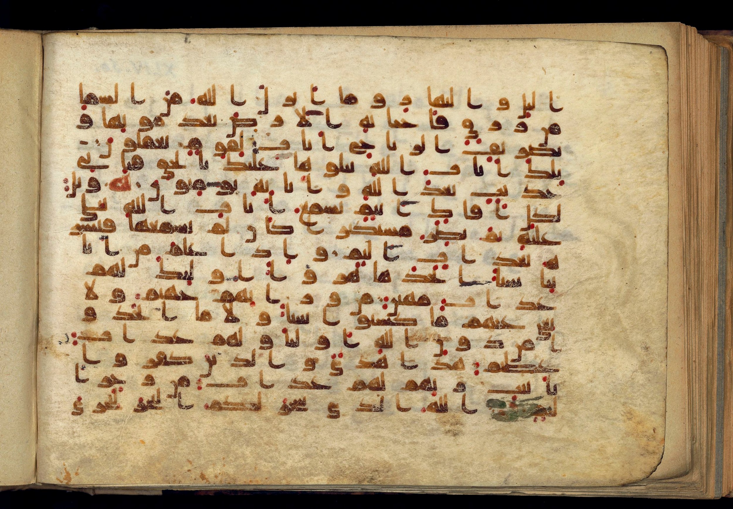 Paris, Bibliothèque nationale de France, Arabe 370 (c), in Kufic D.I script, showing Surah 45:8 from Mid 8th to Late 10th Century AD found in al-Fusṭāṭ (Old Cairo), Egypt, currently housed at Bibliothèque nationale de France, Paris