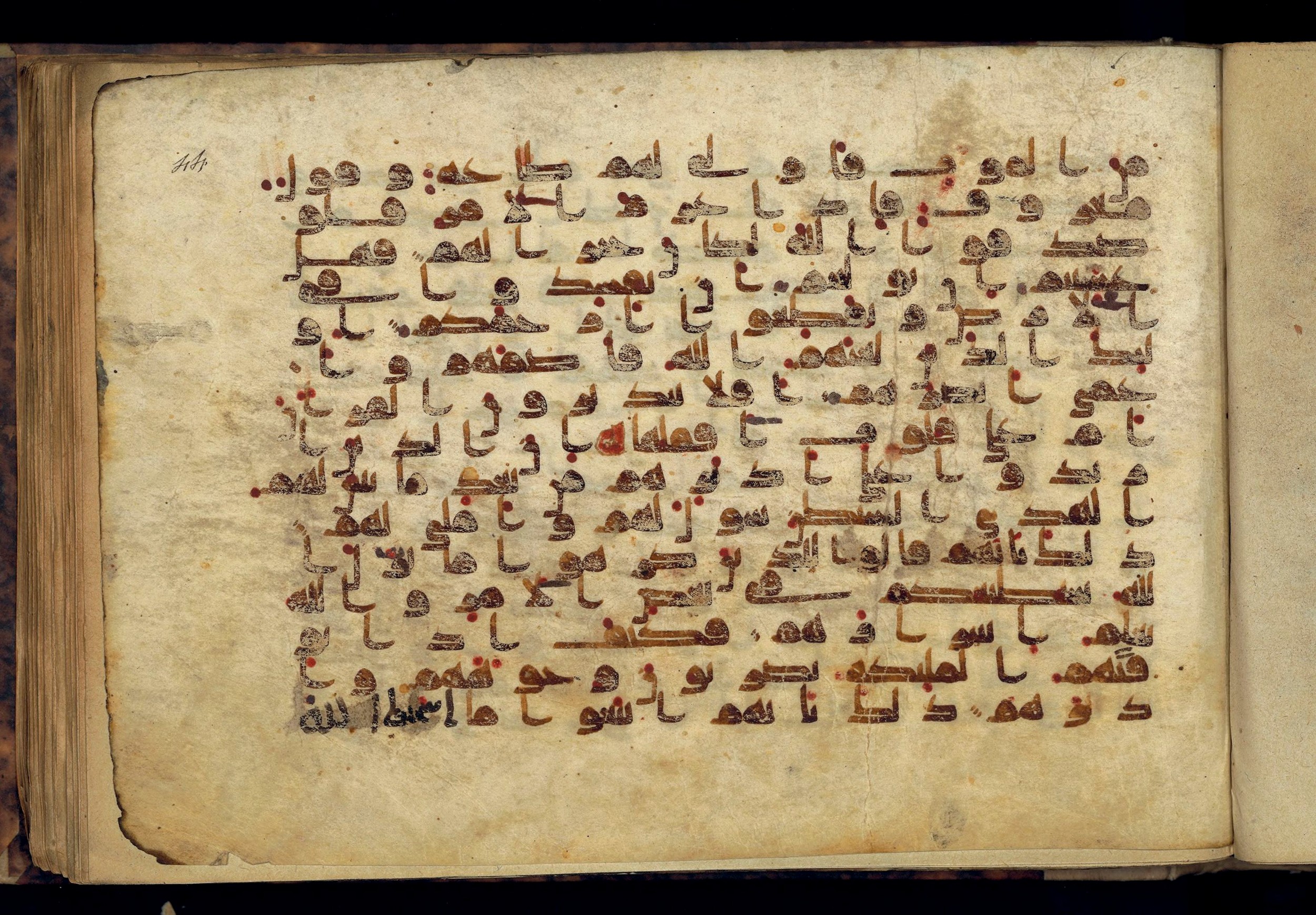 Paris, Bibliothèque nationale de France, Arabe 370 (c) (Scan 1), in Kufic D.I script, showing Surah 47:28 from Mid 8th to Late 10th Century AD found in al-Fusṭāṭ (Old Cairo), Egypt, currently housed at Bibliothèque nationale de France, Paris