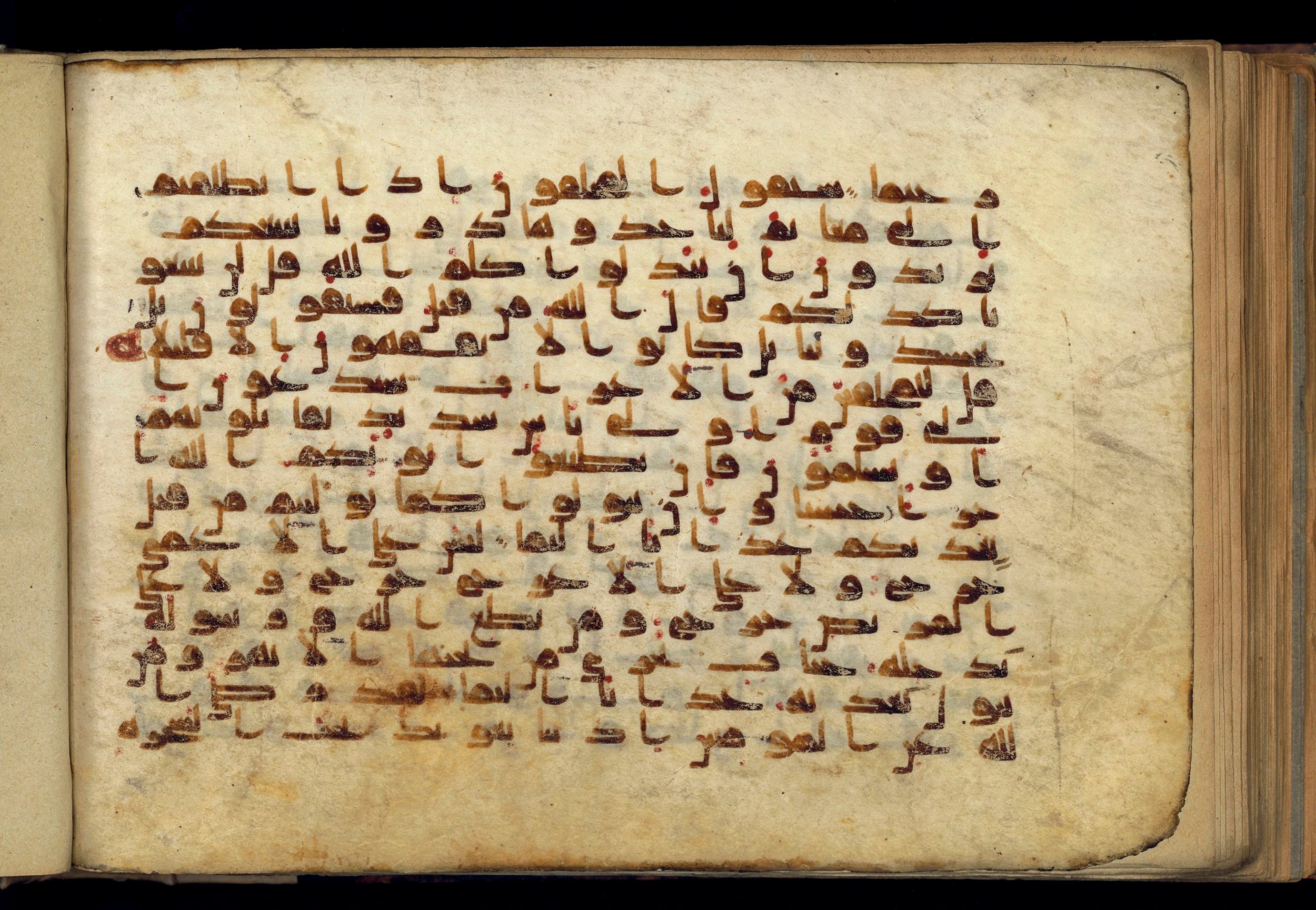 Paris, Bibliothèque nationale de France, Arabe 370 (c) (Scan 1), in Kufic D.I script, showing Surah 48:18 from Mid 8th to Late 10th Century AD found in al-Fusṭāṭ (Old Cairo), Egypt, currently housed at Bibliothèque nationale de France, Paris