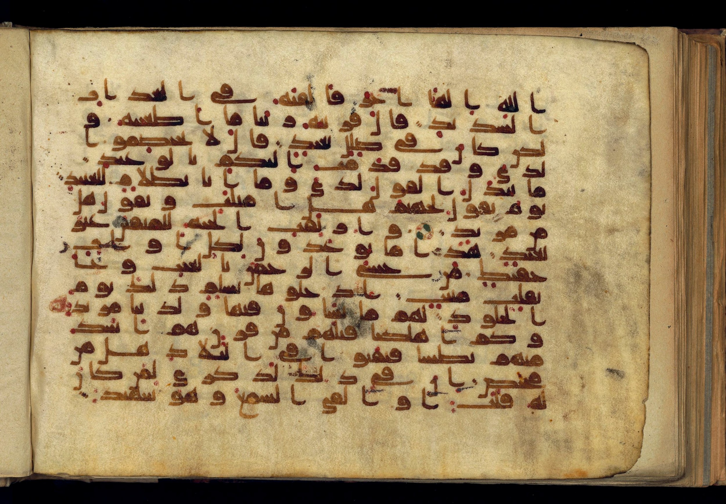 Paris, Bibliothèque nationale de France, Arabe 370 (c), in Kufic D.I script, showing Surah 50:32 from Mid 8th to Late 10th Century AD found in al-Fusṭāṭ (Old Cairo), Egypt, currently housed at Bibliothèque nationale de France, Paris
