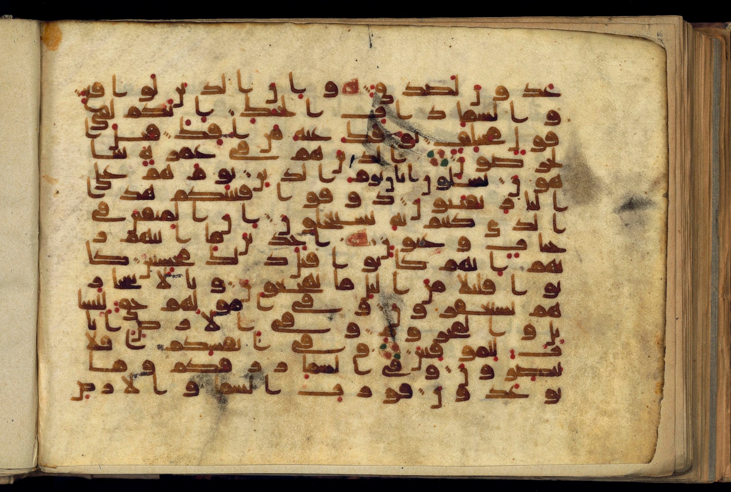Paris, Bibliothèque nationale de France, Arabe 370 (c), in Kufic D.I script, showing Surah 51:13 from Mid 8th to Late 10th Century AD found in al-Fusṭāṭ (Old Cairo), Egypt, currently housed at Bibliothèque nationale de France, Paris