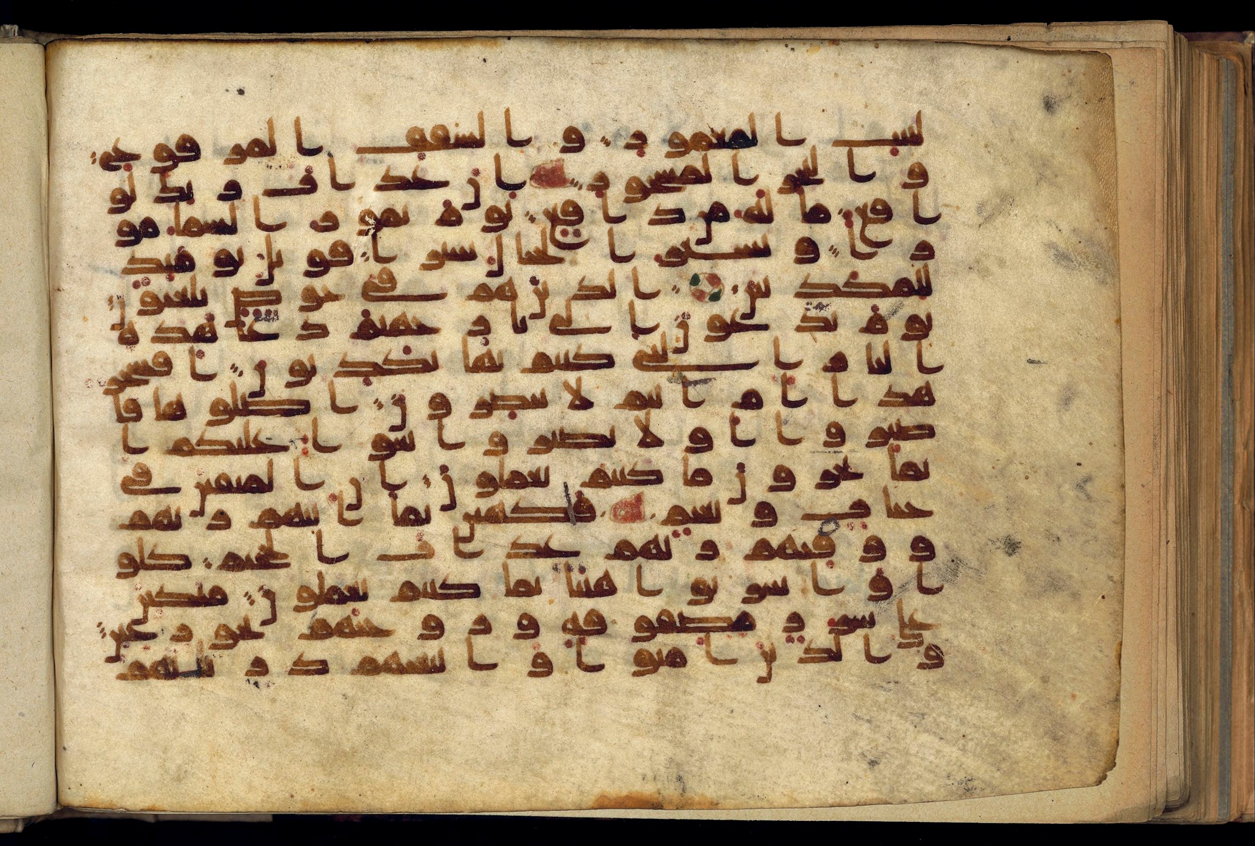 Paris, Bibliothèque nationale de France, Arabe 370 (c) (Scan 1), in Kufic D.I script, showing Surah 52:21 from Mid 8th to Late 10th Century AD found in al-Fusṭāṭ (Old Cairo), Egypt, currently housed at Bibliothèque nationale de France, Paris