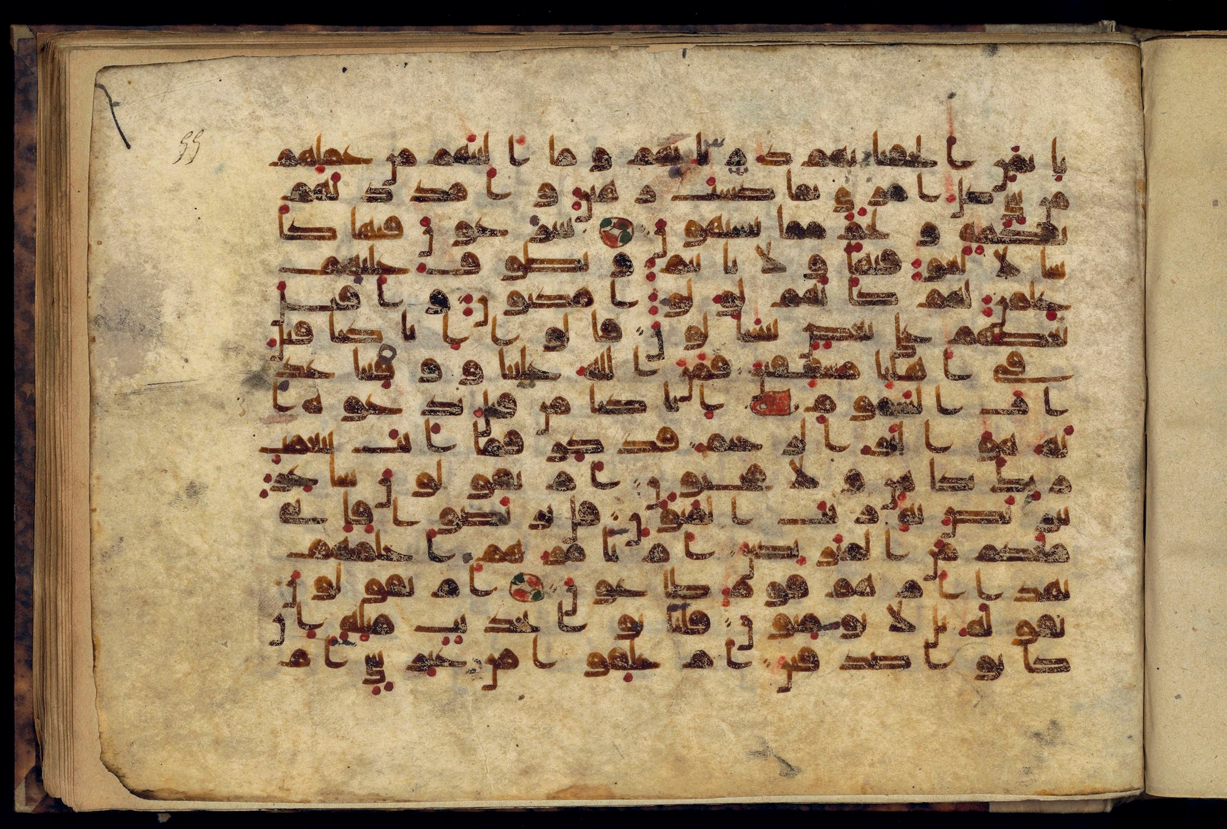 Paris, Bibliothèque nationale de France, Arabe 370 (c) (Scan 2), in Kufic D.I script, showing Surah 52:21 from Mid 8th to Late 10th Century AD found in al-Fusṭāṭ (Old Cairo), Egypt, currently housed at Bibliothèque nationale de France, Paris