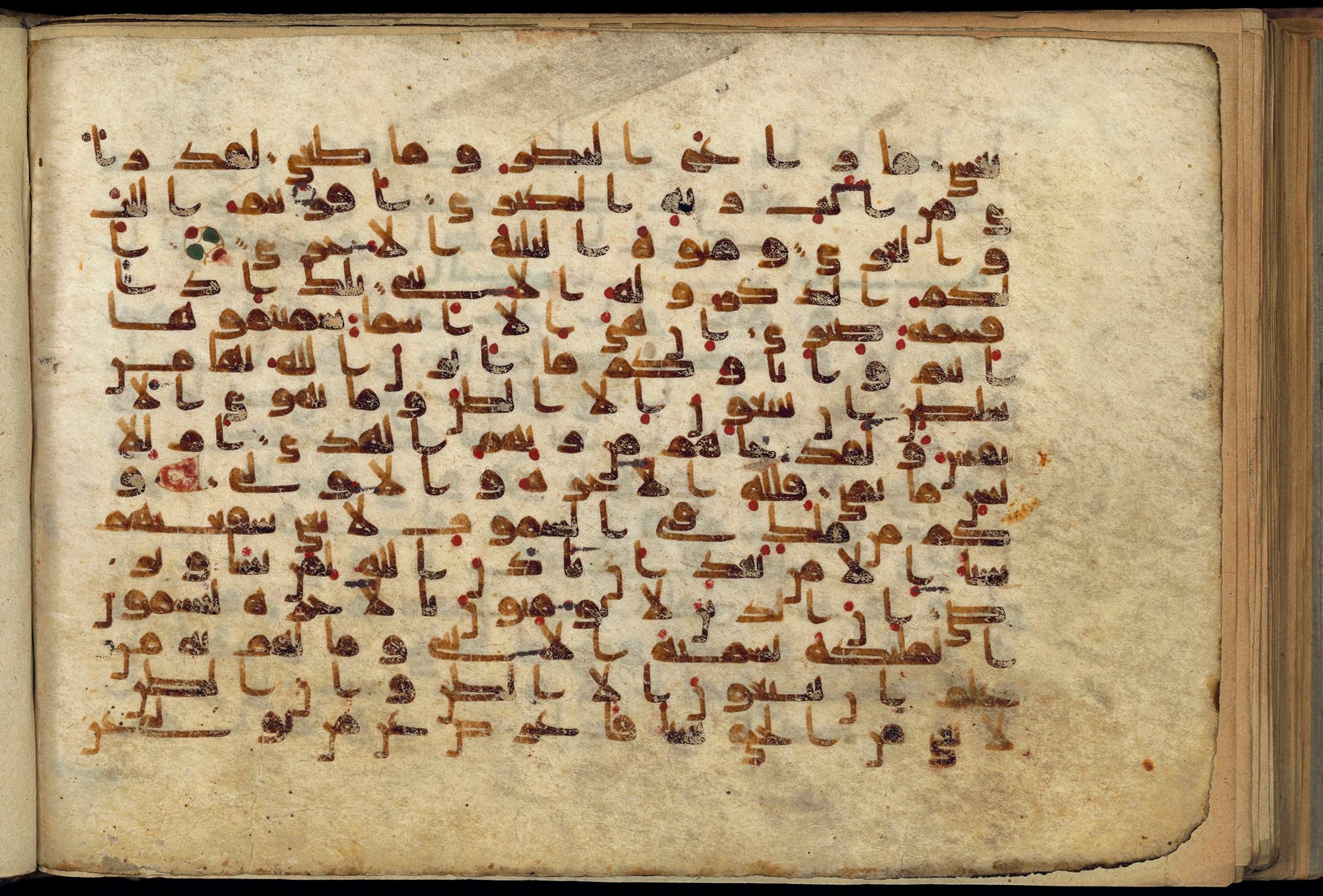 Paris, Bibliothèque nationale de France, Arabe 370 (c), in Kufic D.I script, showing Surah 53:28 from Mid 8th to Late 10th Century AD found in al-Fusṭāṭ (Old Cairo), Egypt, currently housed at Bibliothèque nationale de France, Paris