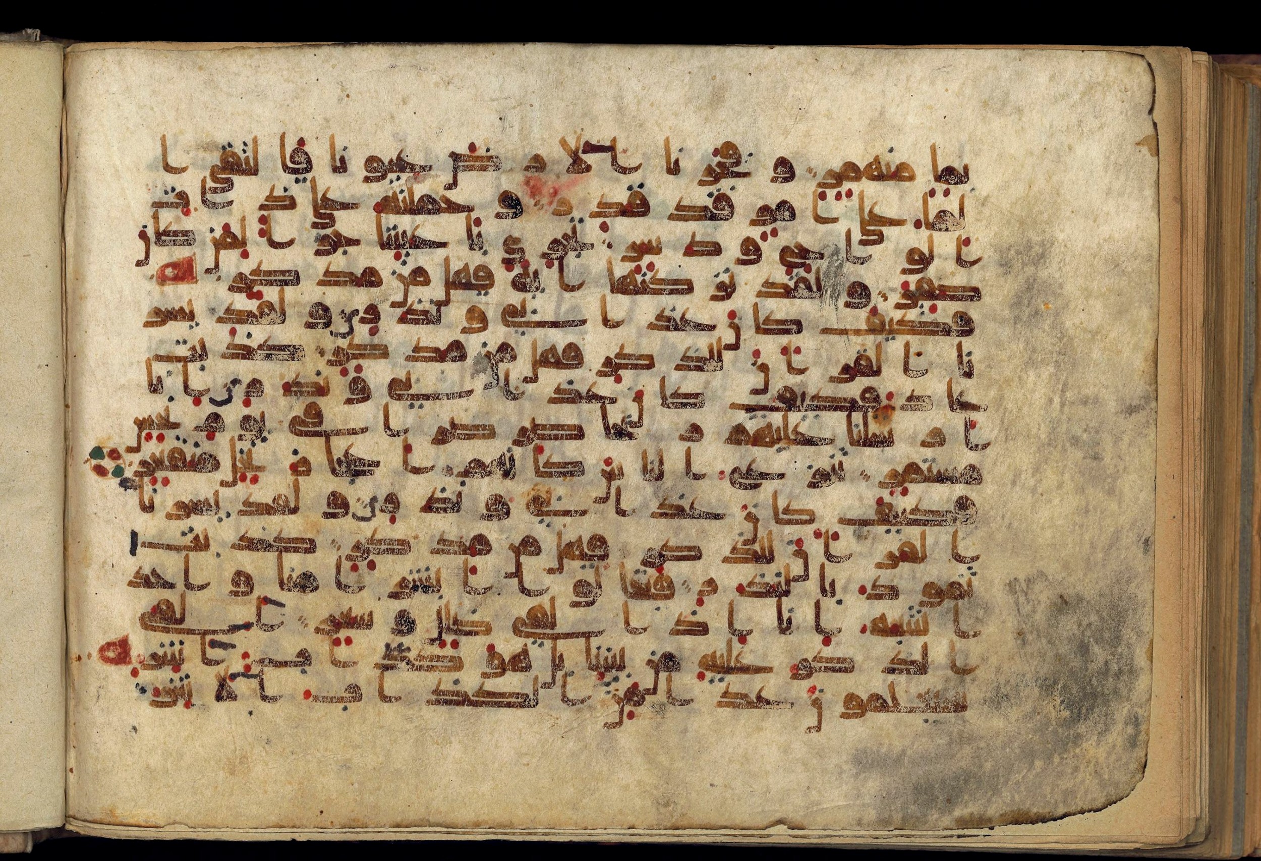 Paris, Bibliothèque nationale de France, Arabe 370 (c), in Kufic D.I script, showing Surah 54:21 from Mid 8th to Late 10th Century AD found in al-Fusṭāṭ (Old Cairo), Egypt, currently housed at Bibliothèque nationale de France, Paris