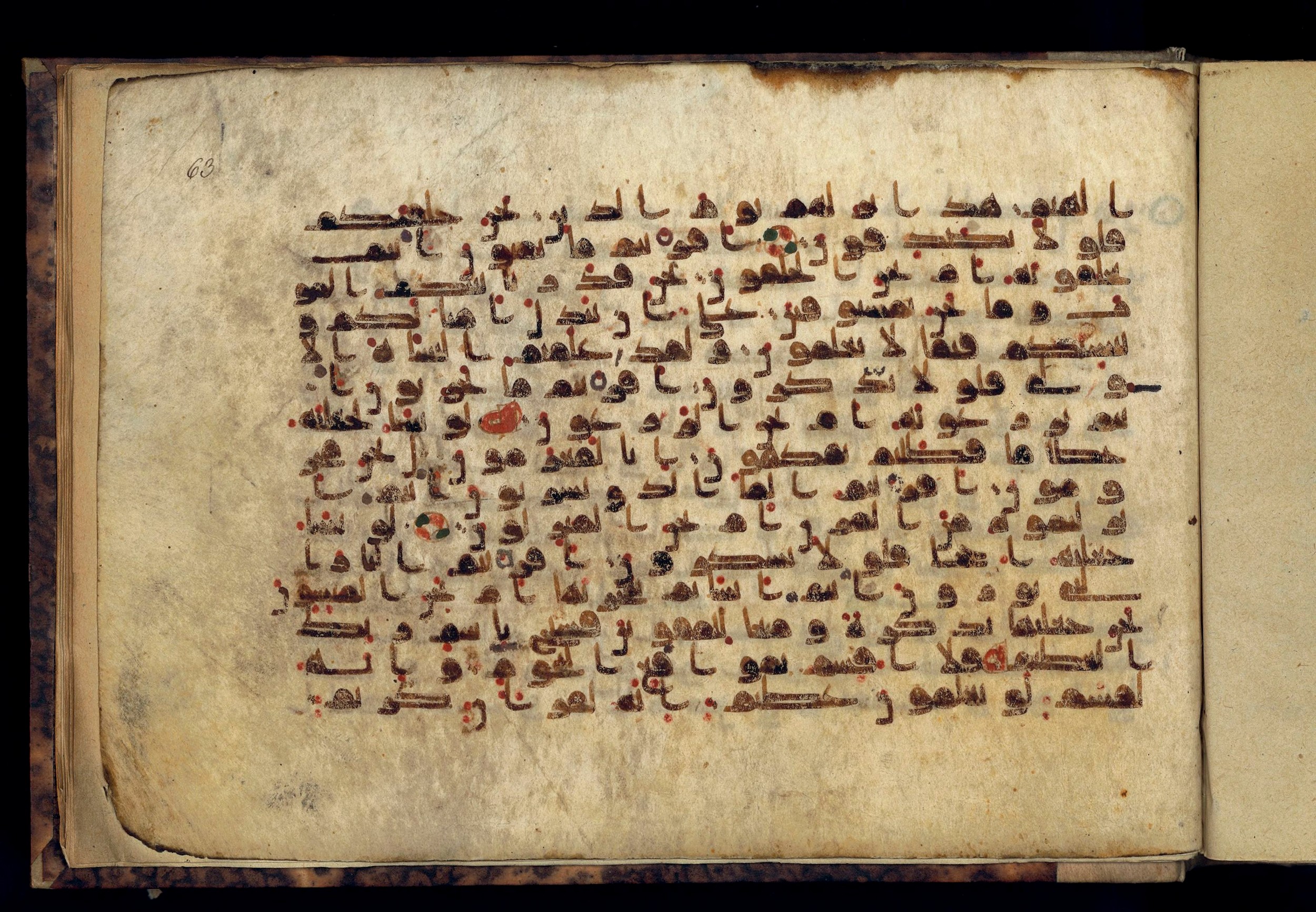 Paris, Bibliothèque nationale de France, Arabe 370 (c), in Kufic D.I script, showing Surah 56:76 from Mid 8th to Late 10th Century AD found in al-Fusṭāṭ (Old Cairo), Egypt, currently housed at Bibliothèque nationale de France, Paris