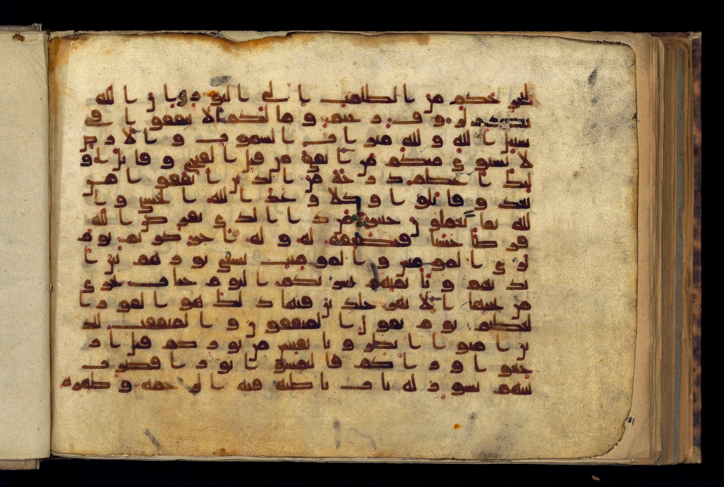 Paris, Bibliothèque nationale de France, Arabe 370 (c) (Scan 1), in Kufic D.I script, showing Surah 57:13 from Mid 8th to Late 10th Century AD found in al-Fusṭāṭ (Old Cairo), Egypt, currently housed at Bibliothèque nationale de France, Paris
