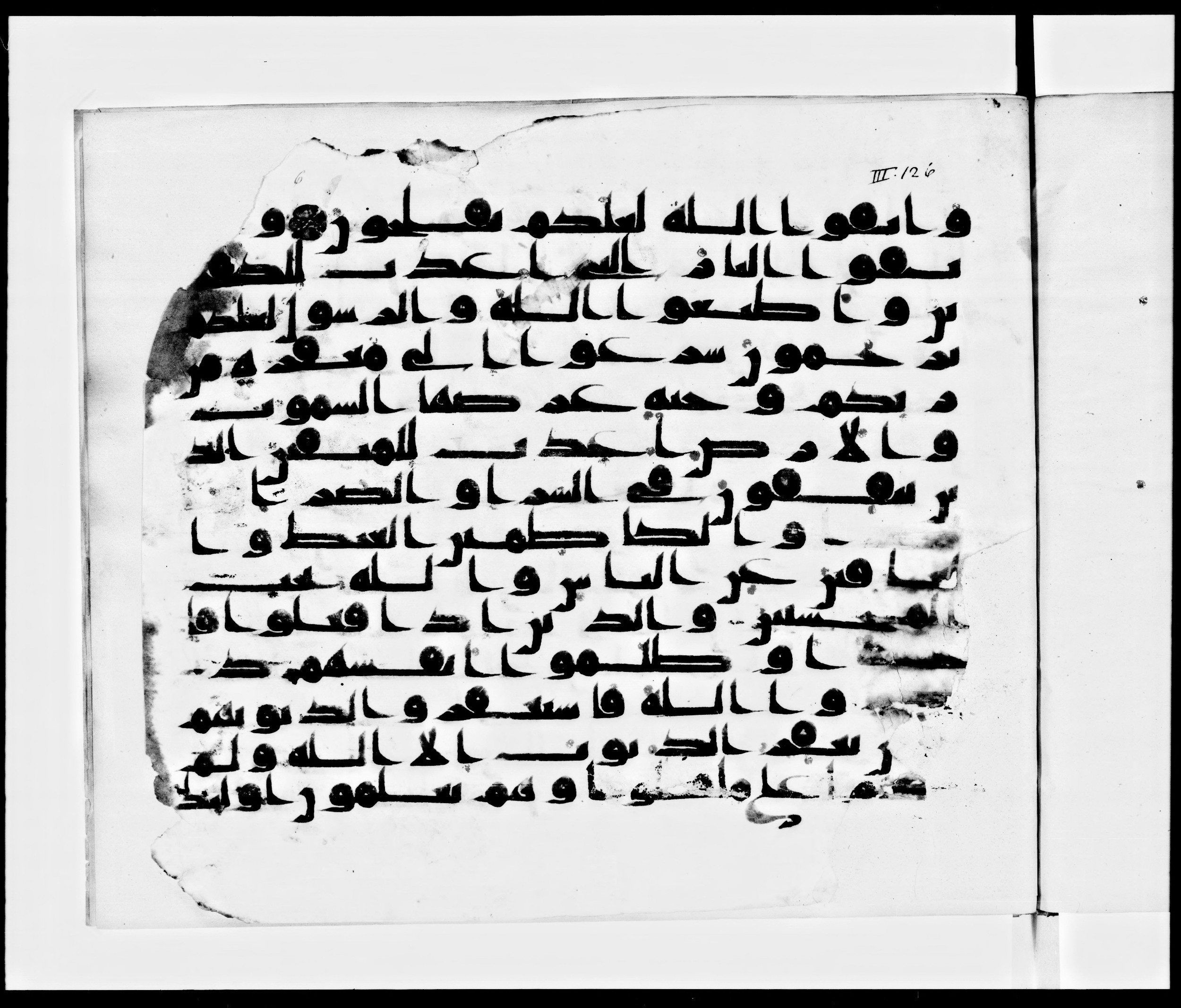 Arabe 371 (Scan 1), in kūfī (subtype not classified) script, showing Surah 3:136 from Mid 8th to Late 10th Century AD found in Fustat (Old Cairo), Egypt, currently housed at Bibliothèque nationale de France, Paris