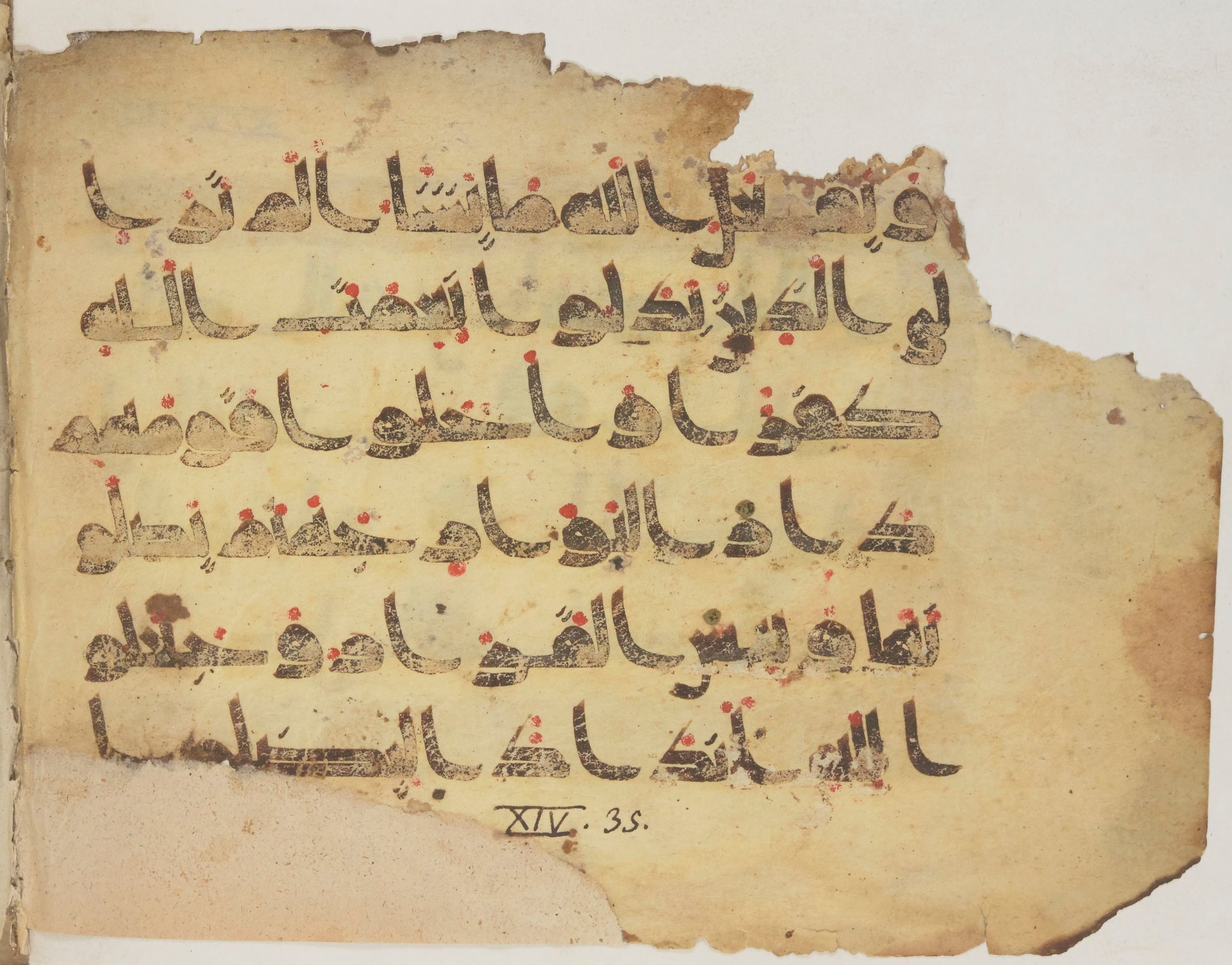 Paris, Bibliothèque nationale de France, Arabe 372, in kūfī (type D) script, showing Surah 14:28 from 9th Century AD found in Fustat (Old Cairo), Egypt, currently housed at Bibliothèque nationale de France, Paris