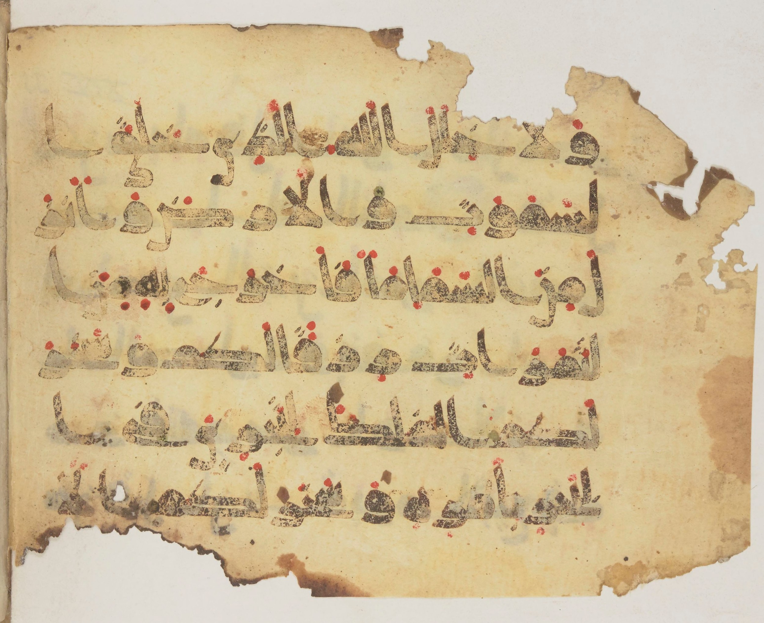 Paris, Bibliothèque nationale de France, Arabe 372 (Scan 1), in kūfī (type D) script, showing Surah 14:32 from 9th Century AD found in Fustat (Old Cairo), Egypt, currently housed at Bibliothèque nationale de France, Paris