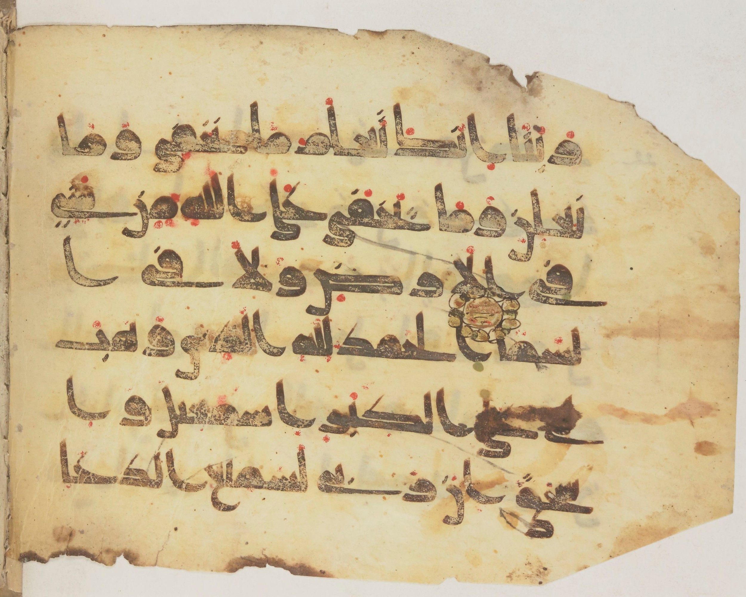 Paris, Bibliothèque nationale de France, Arabe 372, in kūfī (type D) script, showing Surah 14:39 from 9th Century AD found in Fustat (Old Cairo), Egypt, currently housed at Bibliothèque nationale de France, Paris