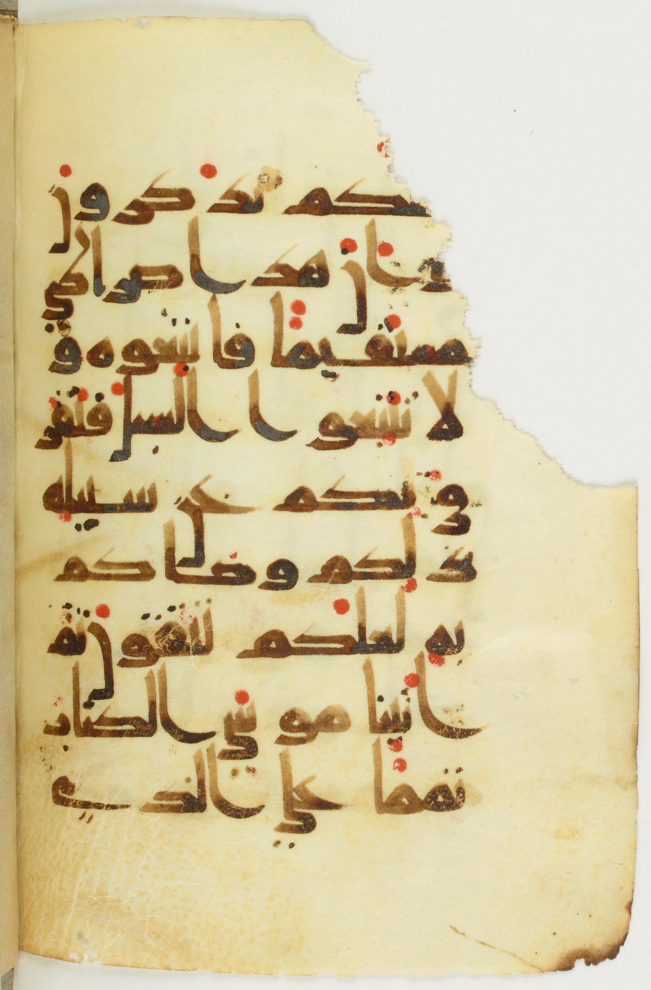 Paris, Bibliothèque nationale de France, Arabe 373 (c) (Scan 3), in Kufic D.Vb script, showing Surah 6:152 from 9th to 10th Century AD found in Fustat (Old Cairo), Egypt, currently housed at Bibliothèque nationale de France, Paris