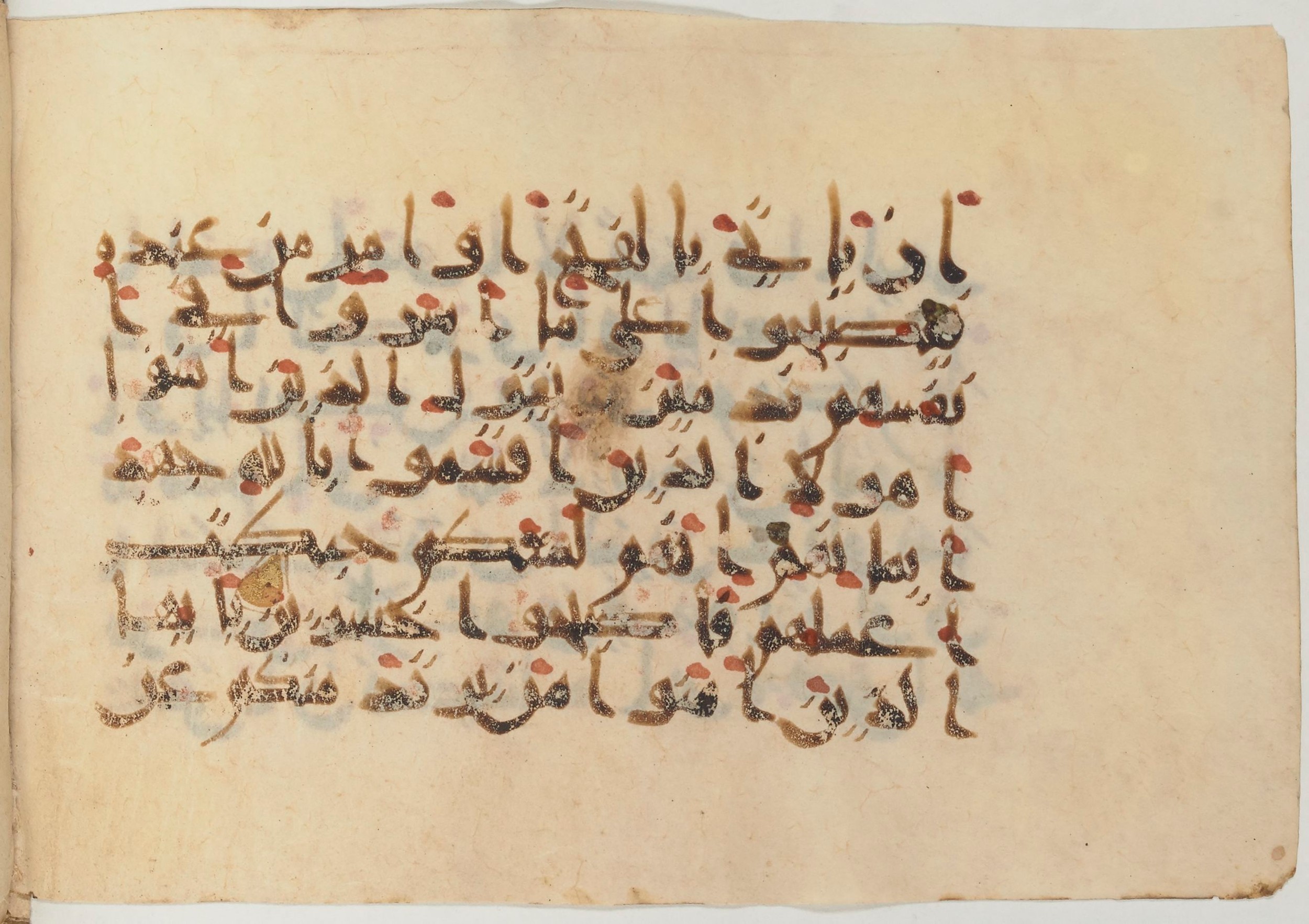 Paris, Bibliothèque nationale de France, Arabe 374 (c) (Scan 1), in New Style (type NS III) script, showing Surah 5:54 from Mid 9th to Late 10th Century AD found in Fustat (Old Cairo), Egypt, currently housed at Bibliothèque nationale de France, Paris