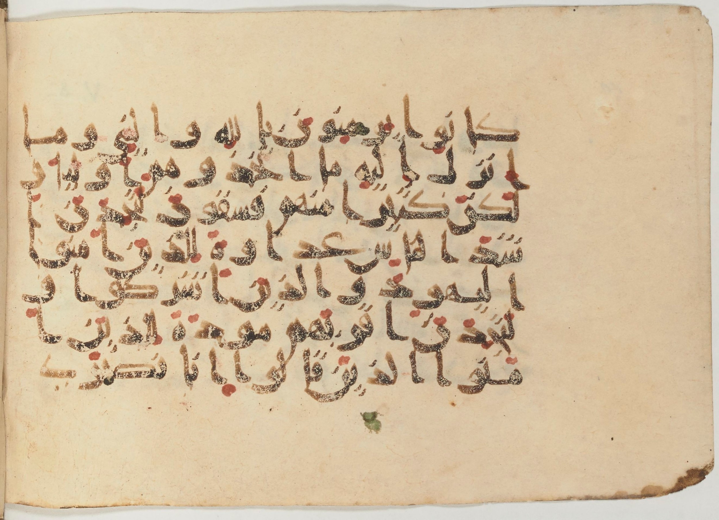 Paris, Bibliothèque nationale de France, Arabe 374 (c) (Scan 2), in New Style (type NS III) script, showing Surah 5:81 from Mid 9th to Late 10th Century AD found in Fustat (Old Cairo), Egypt, currently housed at Bibliothèque nationale de France, Paris