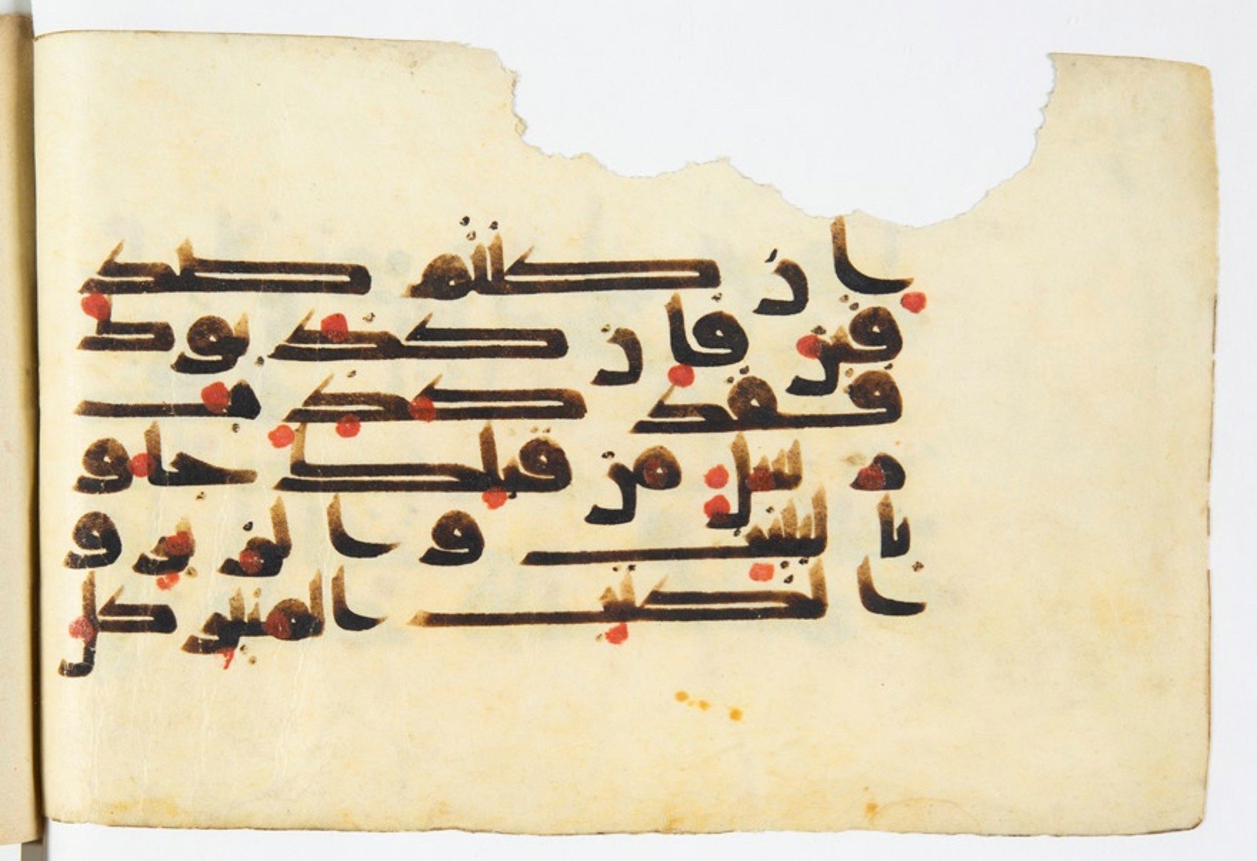 Arabe 375a (Scan 2), in Kūfī D script, showing Surah 3:183 from 9th to 10th Century AD found in Fustat (Old Cairo), Egypt, currently housed at Bibliothèque nationale de France, Paris