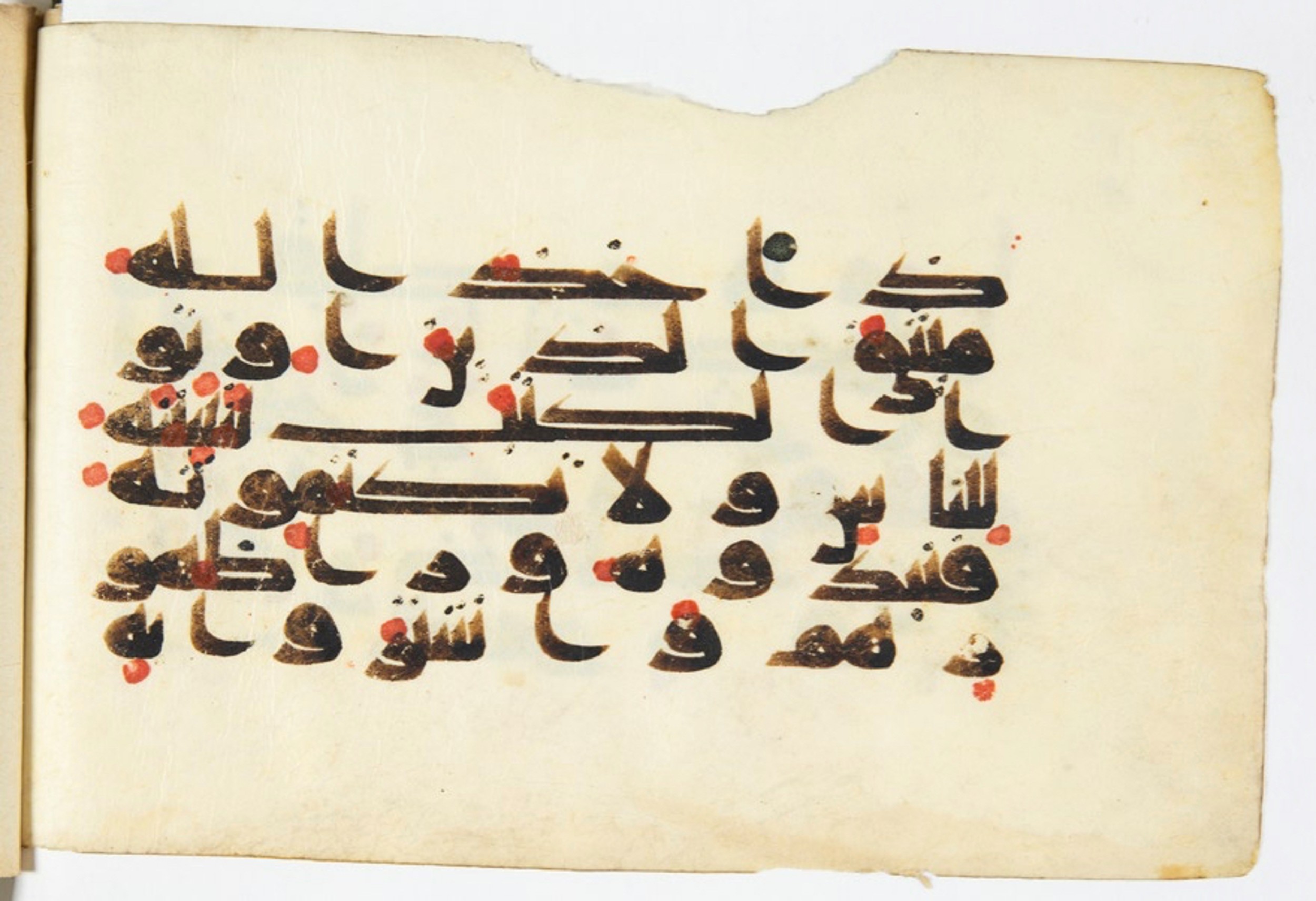 Arabe 375a (Scan 2), in Kūfī D script, showing Surah 3:187 from 9th to 10th Century AD found in Fustat (Old Cairo), Egypt, currently housed at Bibliothèque nationale de France, Paris