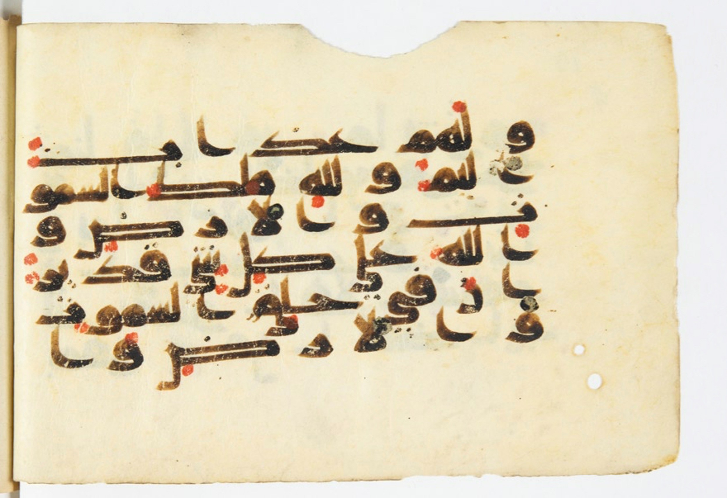 Arabe 375a, in Kūfī D script, showing Surah 3:189 from 9th to 10th Century AD found in Fustat (Old Cairo), Egypt, currently housed at Bibliothèque nationale de France, Paris