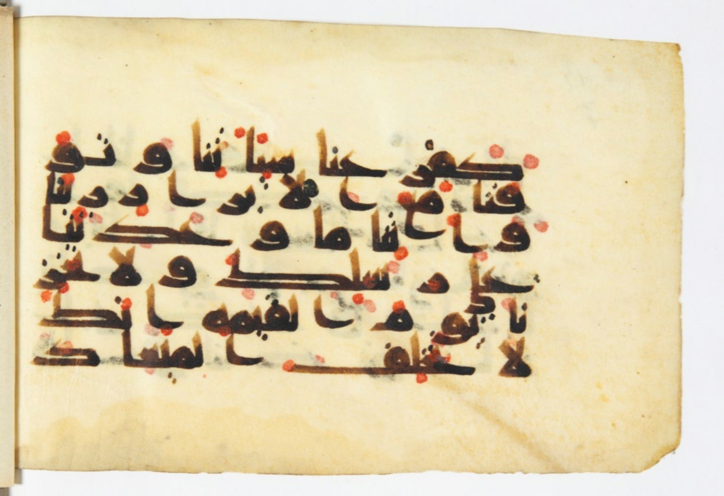 Arabe 375a, in Kūfī D script, showing Surah 3:194 from 9th to 10th Century AD found in Fustat (Old Cairo), Egypt, currently housed at Bibliothèque nationale de France, Paris