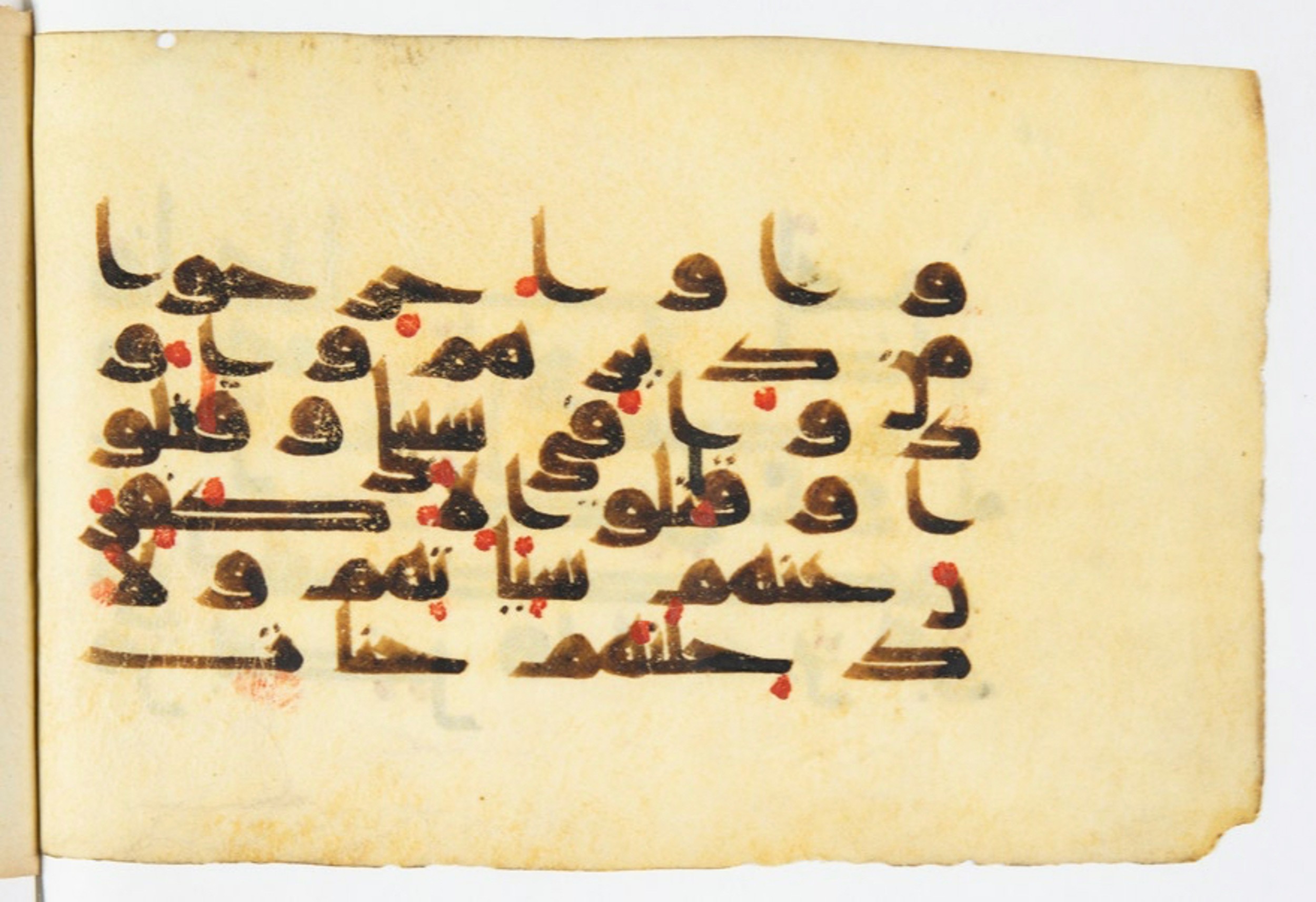 Arabe 375a (Scan 2), in Kūfī D script, showing Surah 3:195 from 9th to 10th Century AD found in Fustat (Old Cairo), Egypt, currently housed at Bibliothèque nationale de France, Paris