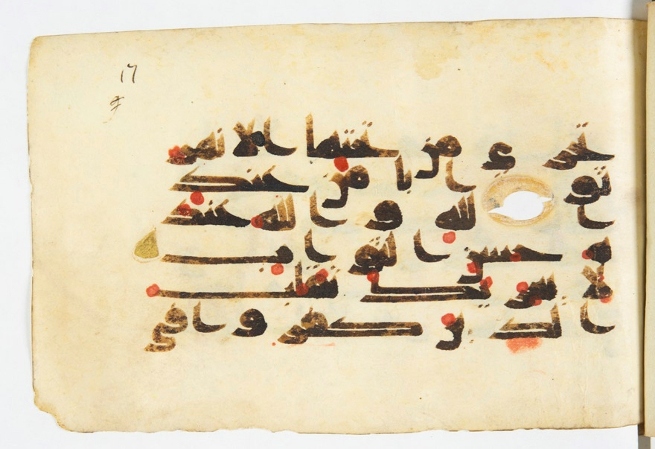 Arabe 375a (Scan 3), in Kūfī D script, showing Surah 3:195 from 9th to 10th Century AD found in Fustat (Old Cairo), Egypt, currently housed at Bibliothèque nationale de France, Paris
