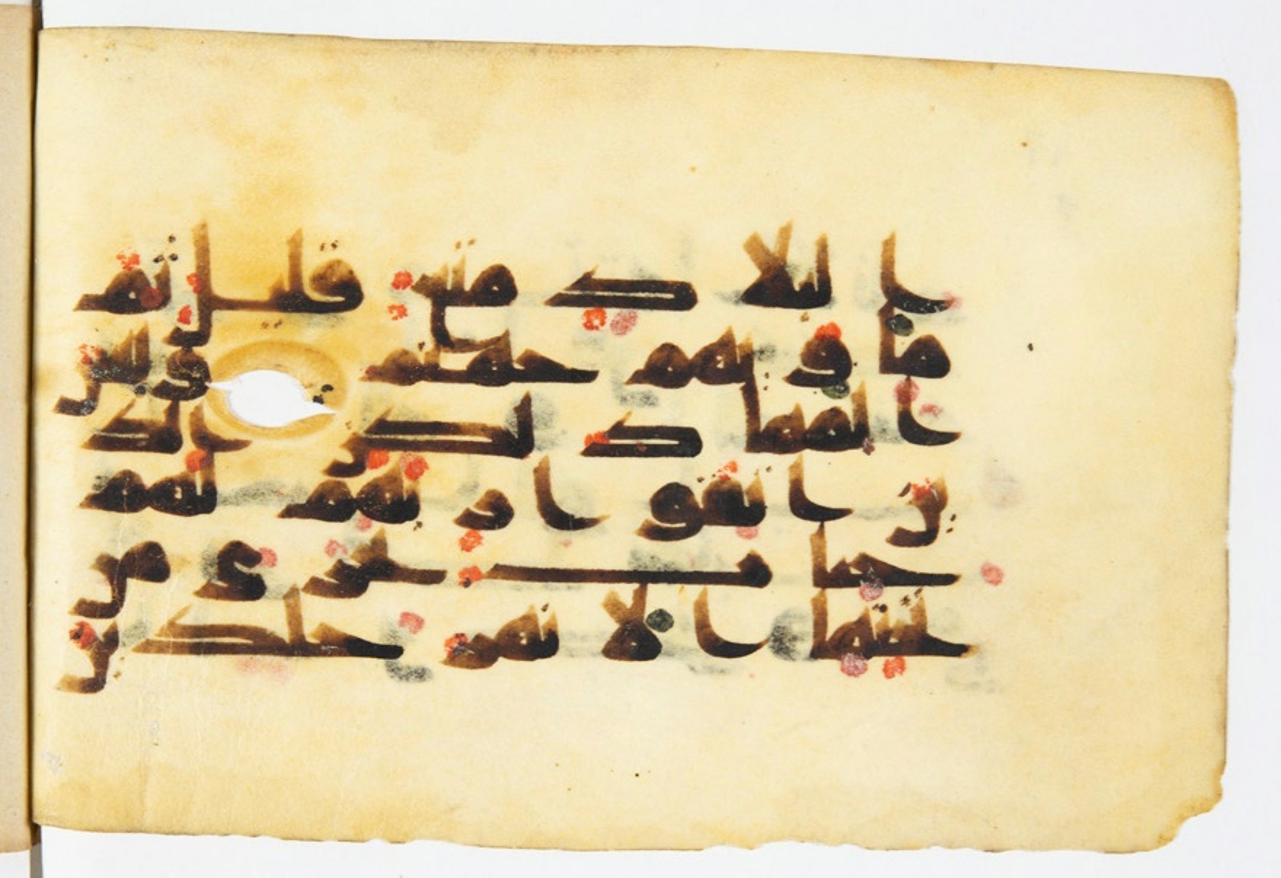Arabe 375a (Scan 1), in Kūfī D script, showing Surah 3:198 from 9th to 10th Century AD found in Fustat (Old Cairo), Egypt, currently housed at Bibliothèque nationale de France, Paris