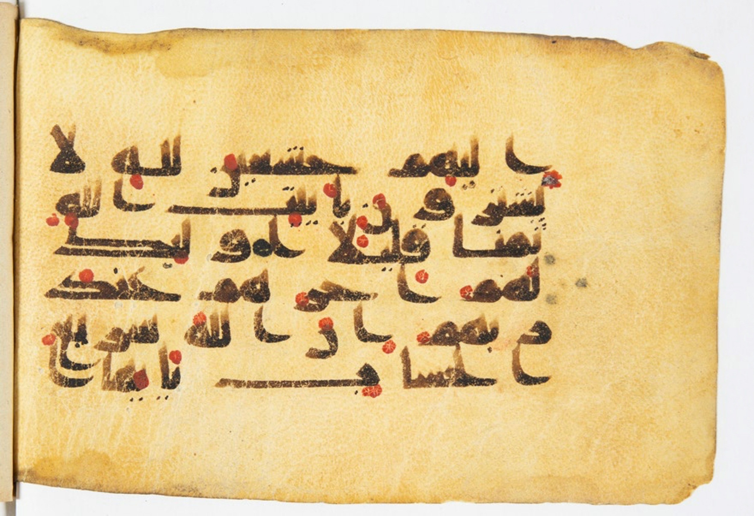 Arabe 375a (Scan 2), in Kūfī D script, showing Surah 3:199 from 9th to 10th Century AD found in Fustat (Old Cairo), Egypt, currently housed at Bibliothèque nationale de France, Paris