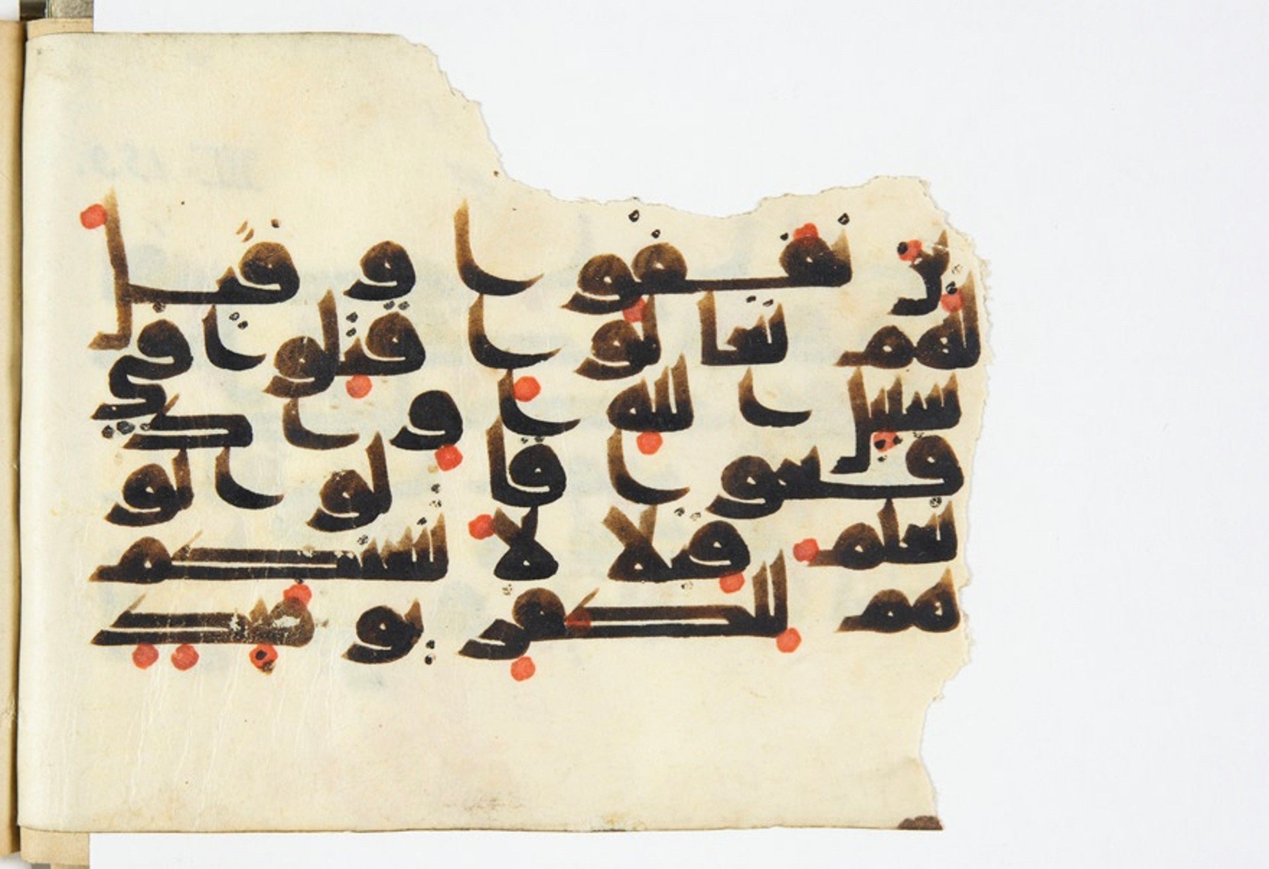 Arabe 375a (Scan 2), in Kūfī D script, showing Surah 3:167 from 9th to 10th Century AD found in Fustat (Old Cairo), Egypt, currently housed at Bibliothèque nationale de France, Paris