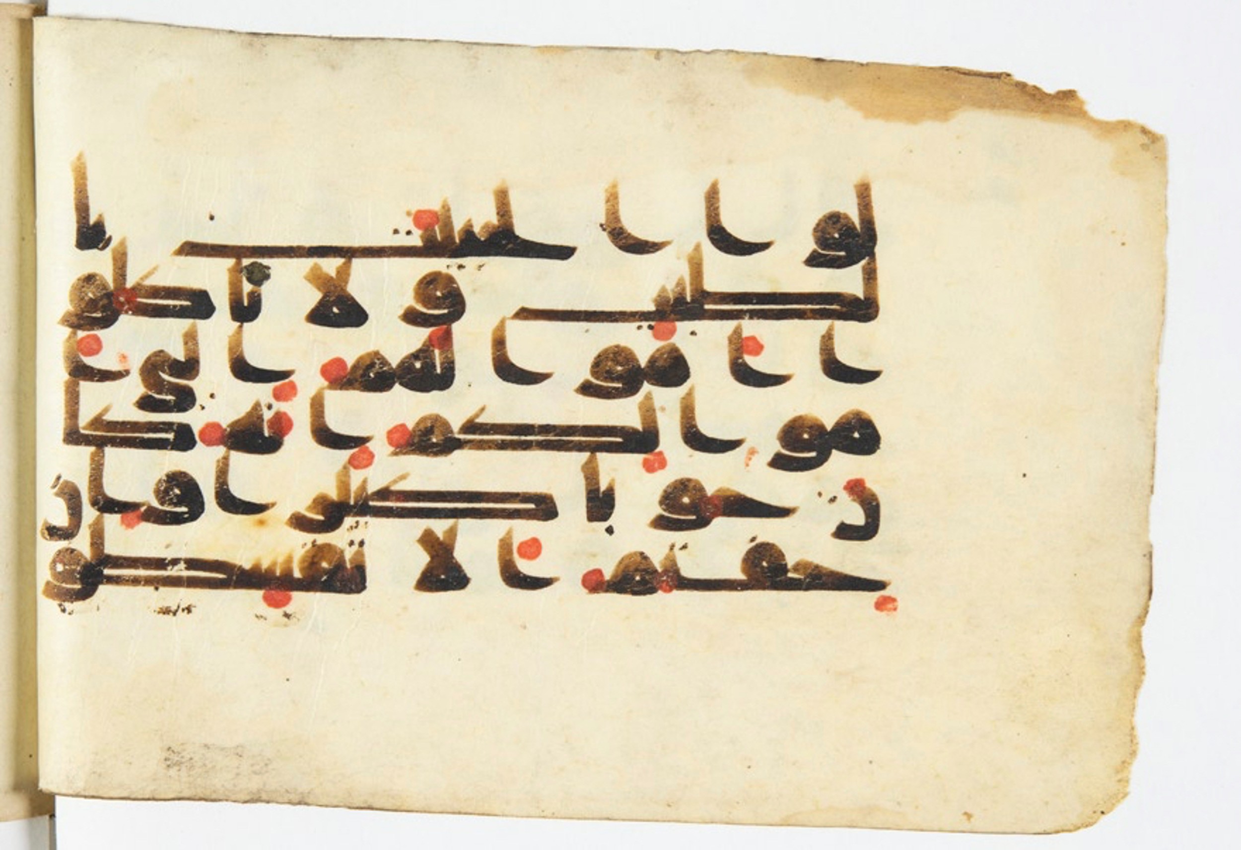 Arabe 375a (Scan 1), in Kūfī D script, showing Surah 4:3 from 9th to 10th Century AD found in Fustat (Old Cairo), Egypt, currently housed at Bibliothèque nationale de France, Paris