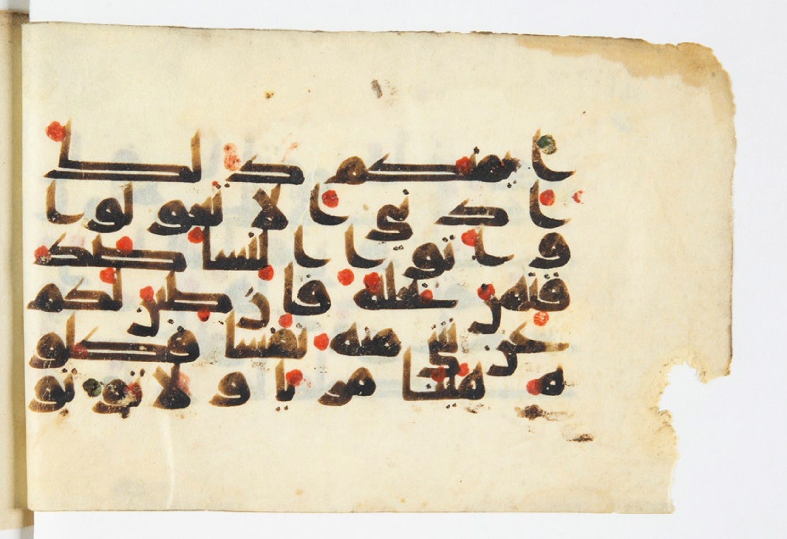 Arabe 375a (Scan 3), in Kūfī D script, showing Surah 4:3 from 9th to 10th Century AD found in Fustat (Old Cairo), Egypt, currently housed at Bibliothèque nationale de France, Paris